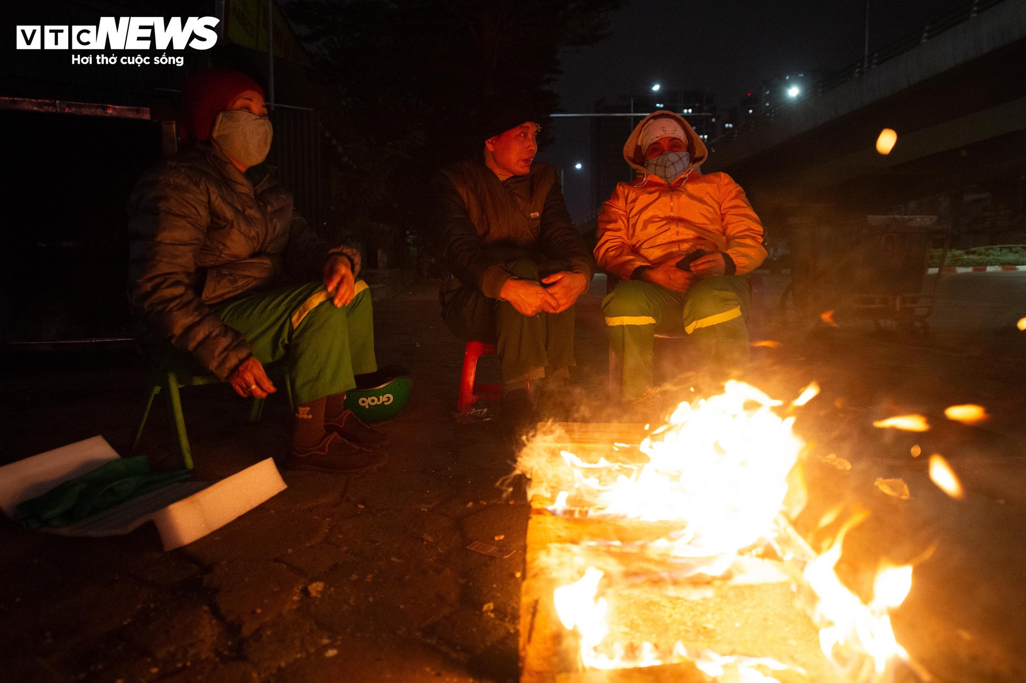 H&agrave; Nội r&eacute;t kỷ lục đầu m&ugrave;a: Người lao động co ro b&ecirc;n bếp lửa suốt đ&ecirc;m- Ảnh 4.