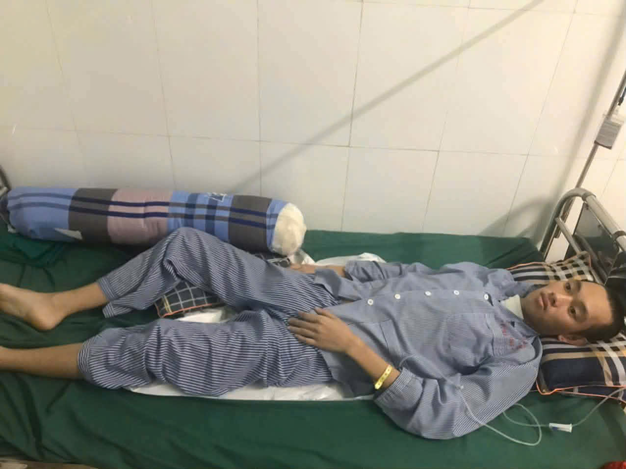 Nam sinh lớp 12 bị đột quỵ khi tắm, ngậm ng&ugrave;i bỏ dở tương lai vừa mở: Bị liệt nửa người, gia đ&igrave;nh li&ecirc;n tiếp gặp biến cố- Ảnh 1.