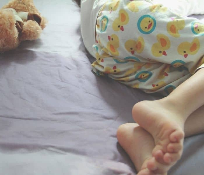 B&eacute; trai 9 tuổi thường xuy&ecirc;n đ&aacute;i dầm ban đ&ecirc;m, bố mẹ đưa đi kh&aacute;m mới ph&aacute;t hiện sự thật g&acirc;y sốc: Cơ thể "thiếu 1 cơ quan"- Ảnh 1.