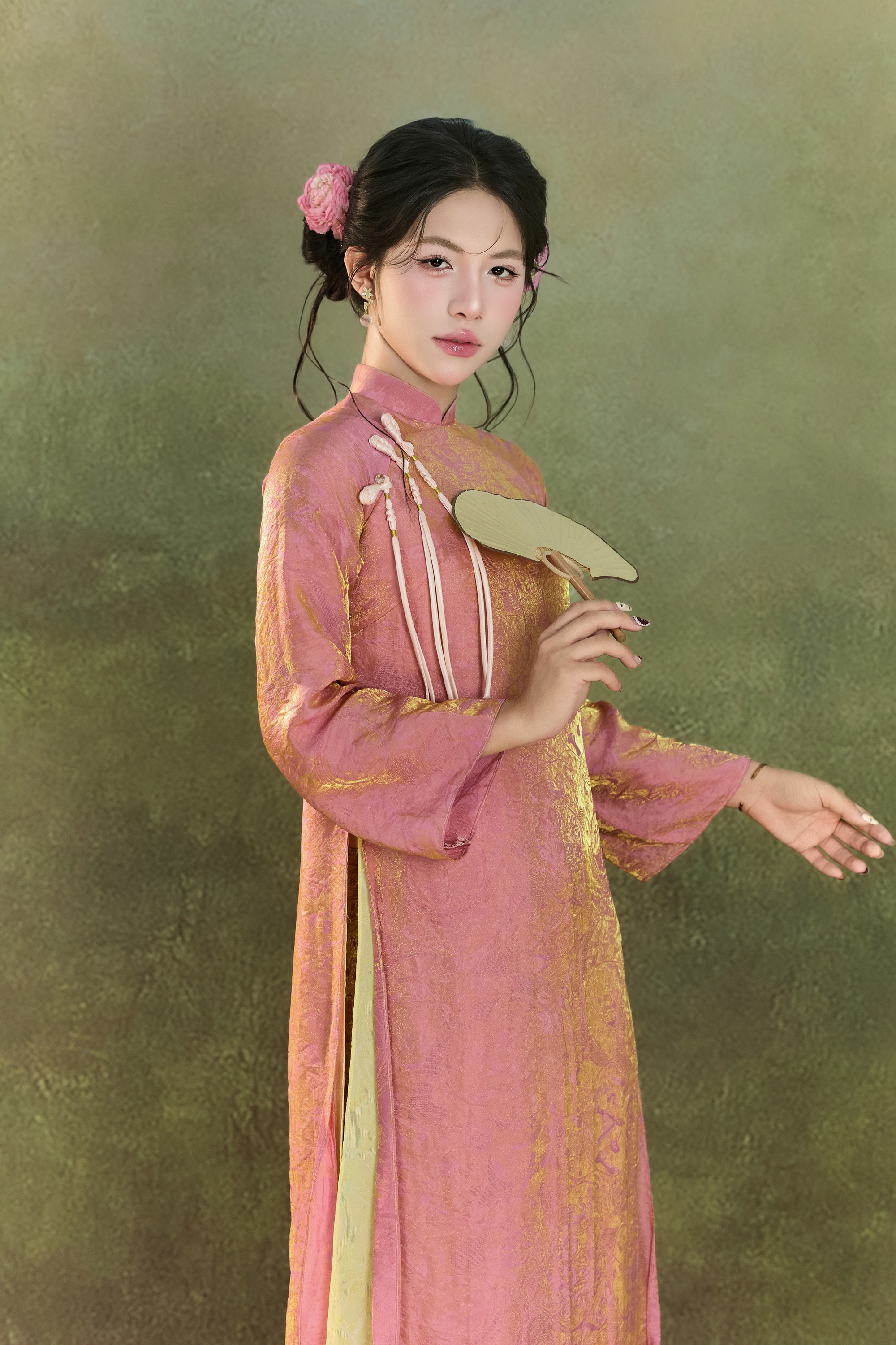 Cho&aacute;ng: 1 &Aacute; vương qu&ecirc; Nghệ An x&aacute;c nhận chuyển giới, kh&oacute;c khi nh&igrave;n v&agrave;o gương sau 3 lần phẫu thuật- Ảnh 5.