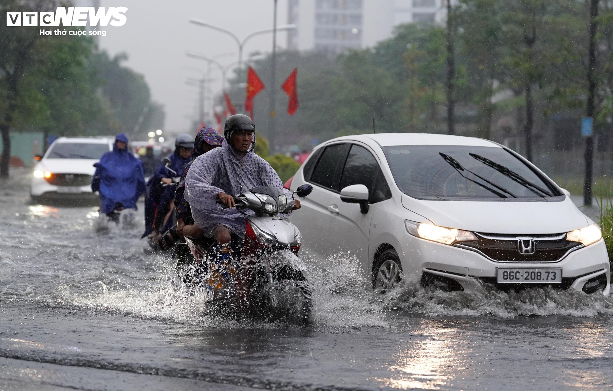 Mưa d&ocirc;ng tr&aacute;i m&ugrave;a, nhiều tuyến đường ở TP.HCM ngập s&acirc;u- Ảnh 12.