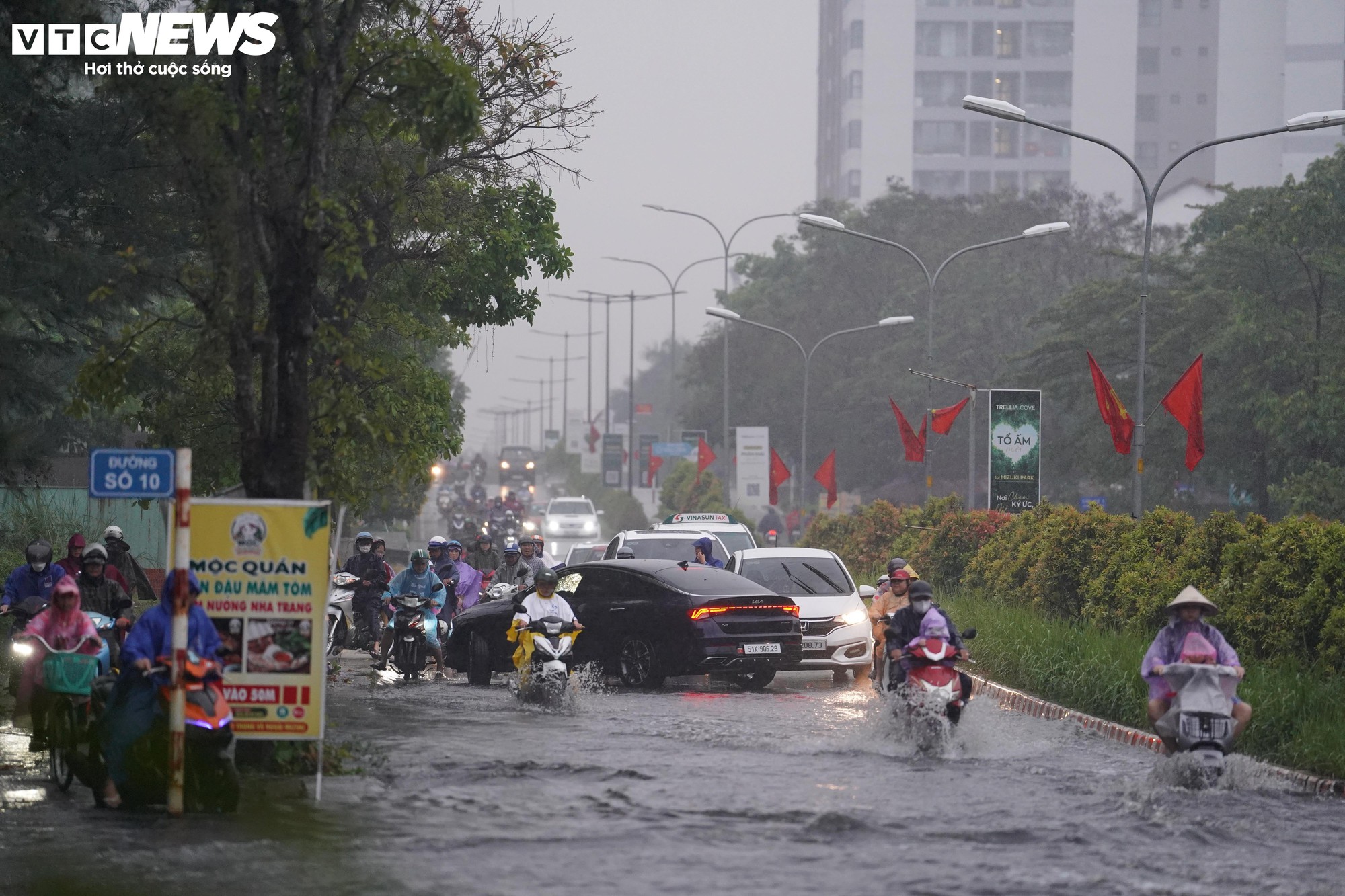 Mưa d&ocirc;ng tr&aacute;i m&ugrave;a, nhiều tuyến đường ở TP.HCM ngập s&acirc;u- Ảnh 17.