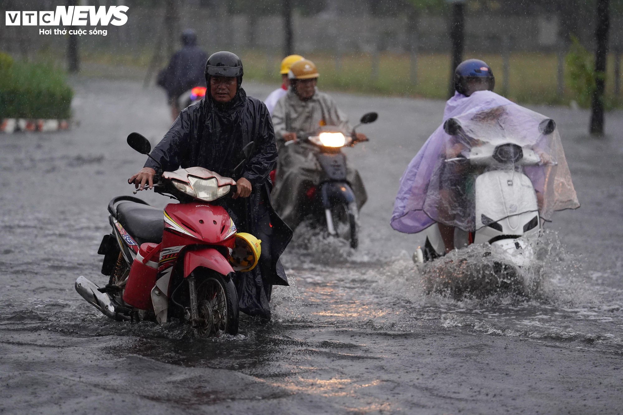 Mưa d&ocirc;ng tr&aacute;i m&ugrave;a, nhiều tuyến đường ở TP.HCM ngập s&acirc;u- Ảnh 6.
