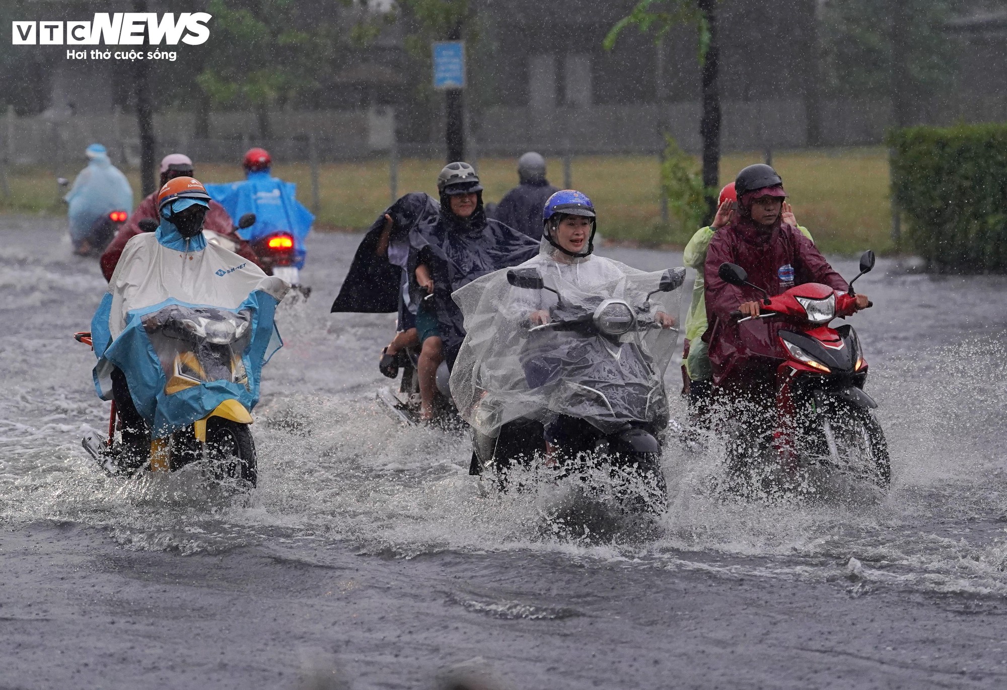 Mưa d&ocirc;ng tr&aacute;i m&ugrave;a, nhiều tuyến đường ở TP.HCM ngập s&acirc;u- Ảnh 2.