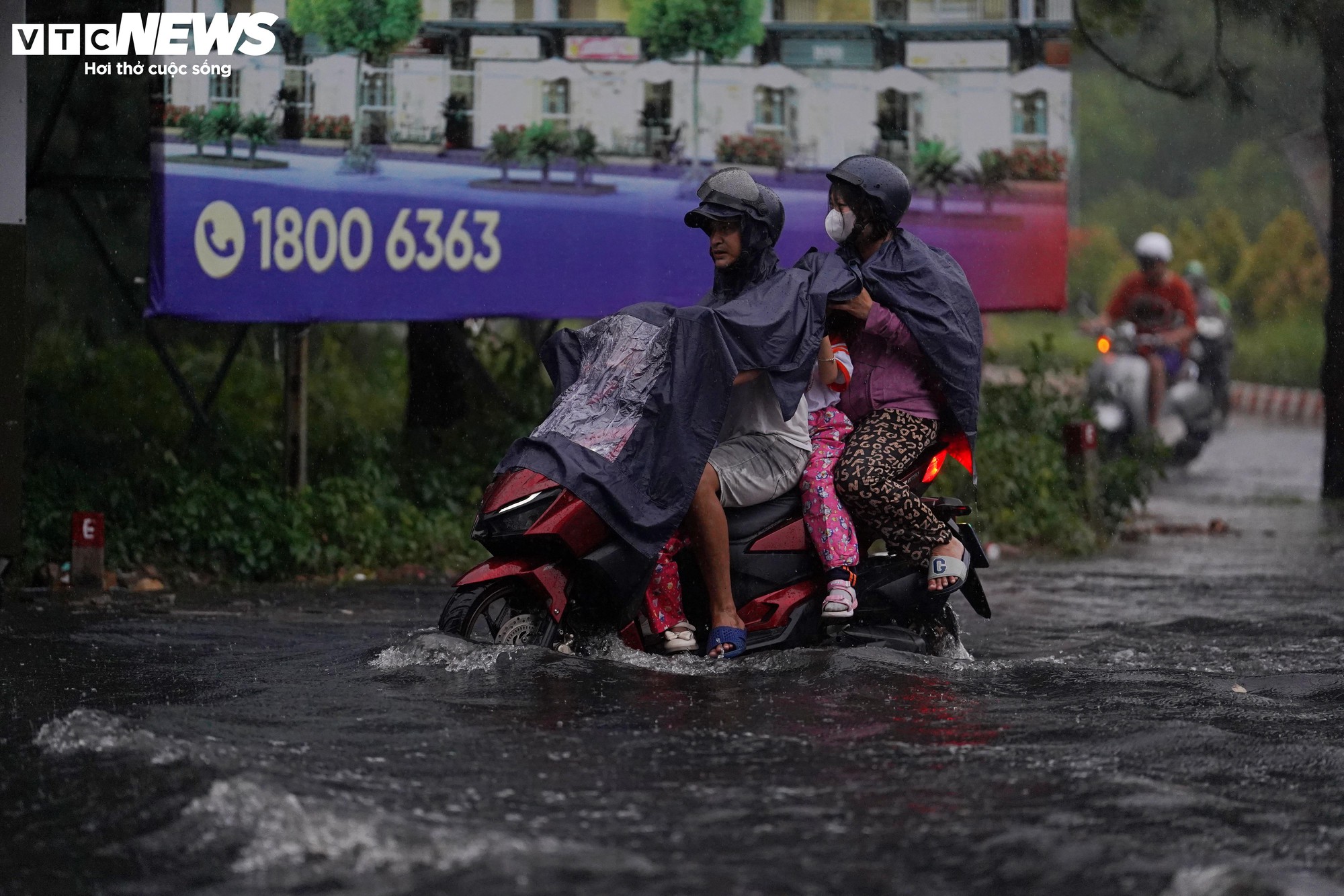 Mưa d&ocirc;ng tr&aacute;i m&ugrave;a, nhiều tuyến đường ở TP.HCM ngập s&acirc;u- Ảnh 14.