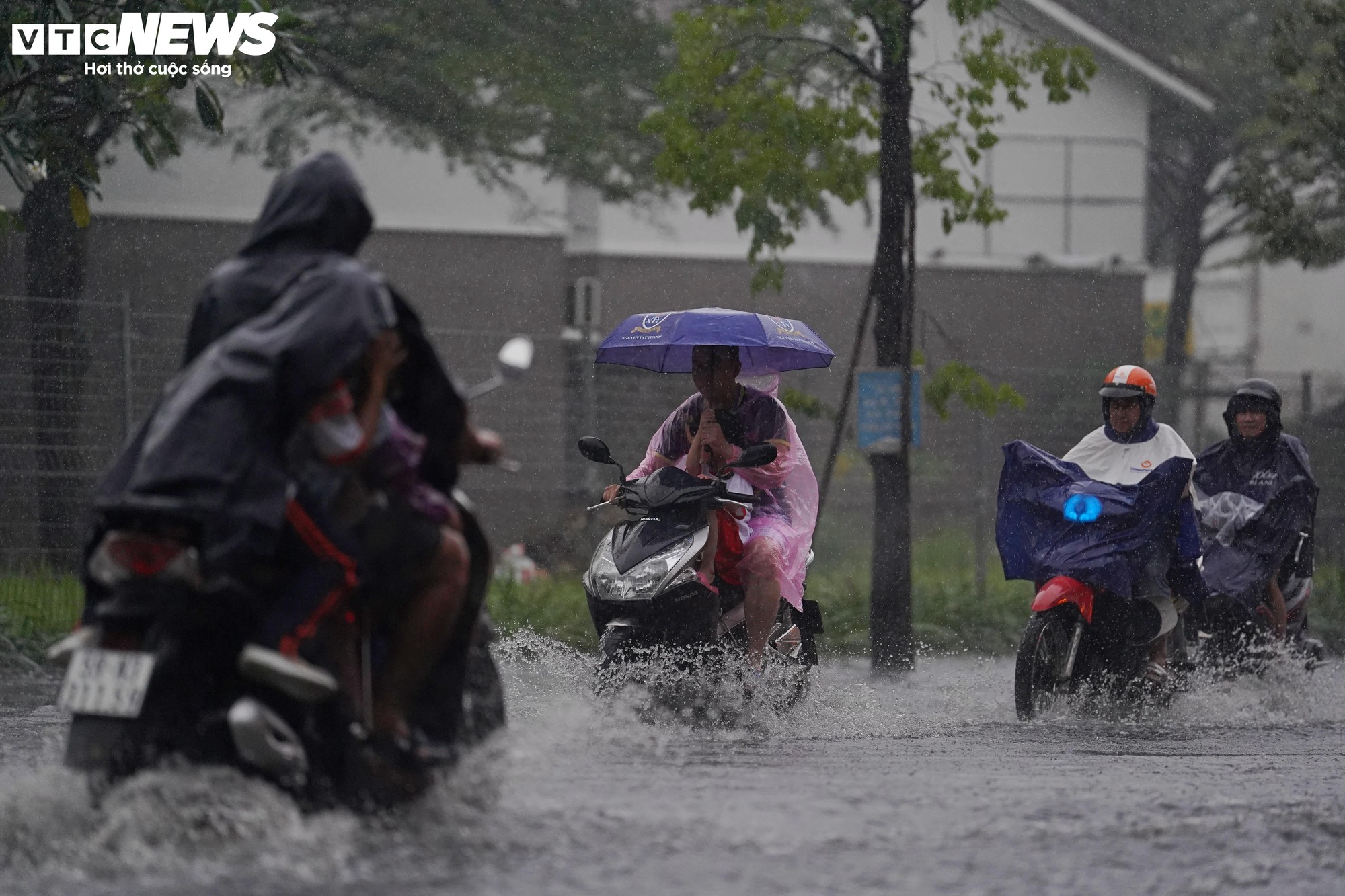 Mưa d&ocirc;ng tr&aacute;i m&ugrave;a, nhiều tuyến đường ở TP.HCM ngập s&acirc;u- Ảnh 7.