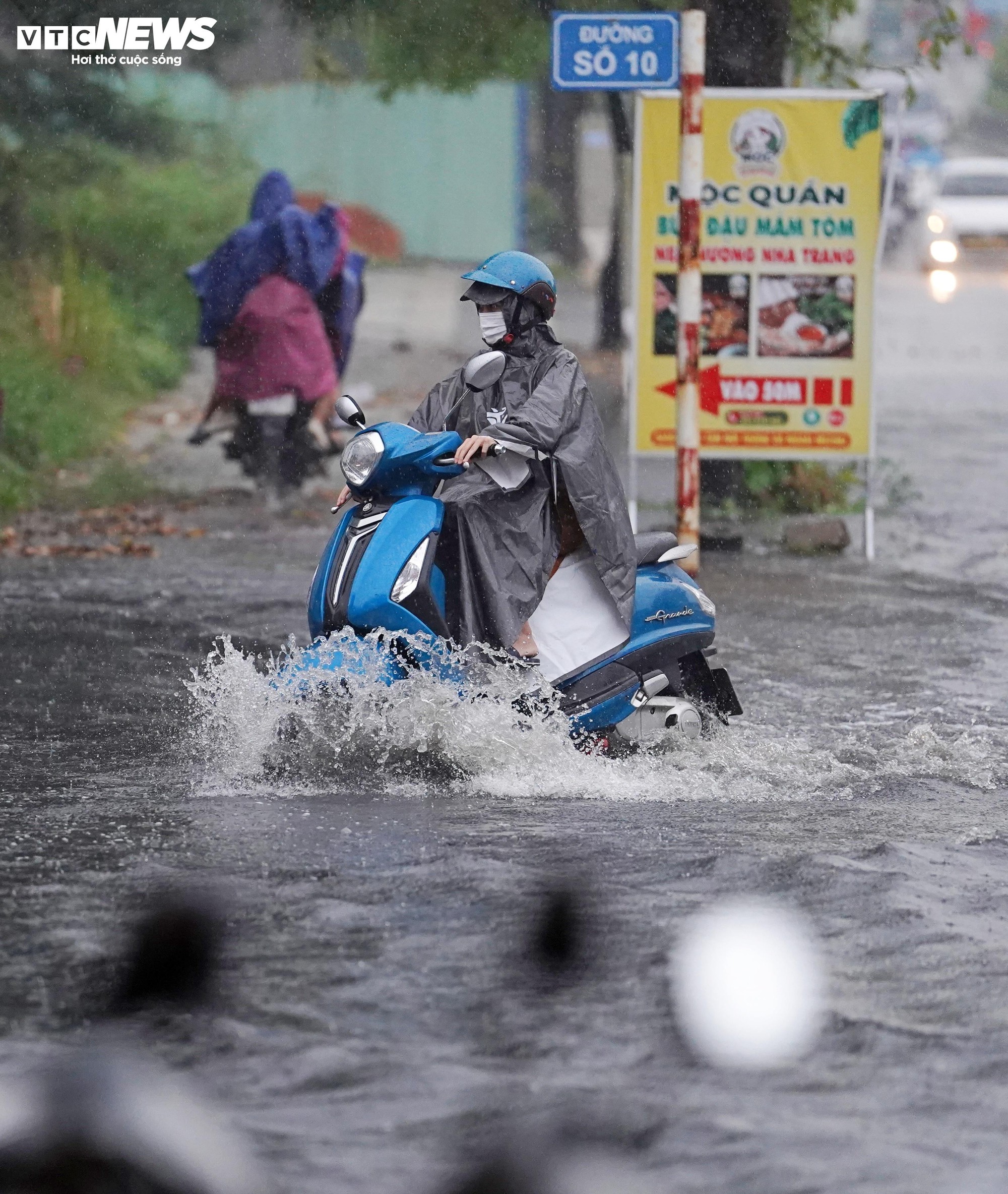 Mưa d&ocirc;ng tr&aacute;i m&ugrave;a, nhiều tuyến đường ở TP.HCM ngập s&acirc;u- Ảnh 3.