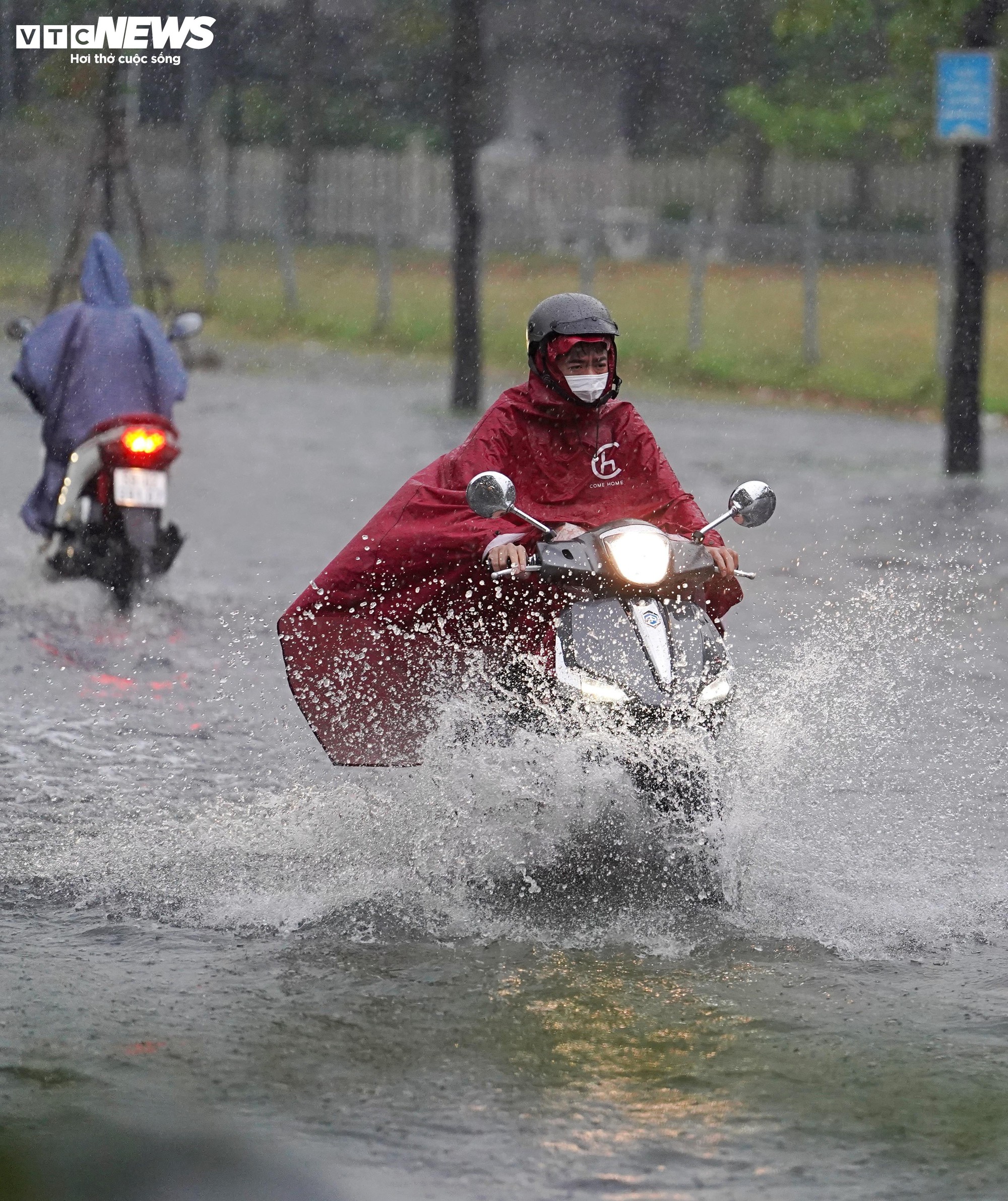 Mưa d&ocirc;ng tr&aacute;i m&ugrave;a, nhiều tuyến đường ở TP.HCM ngập s&acirc;u- Ảnh 11.