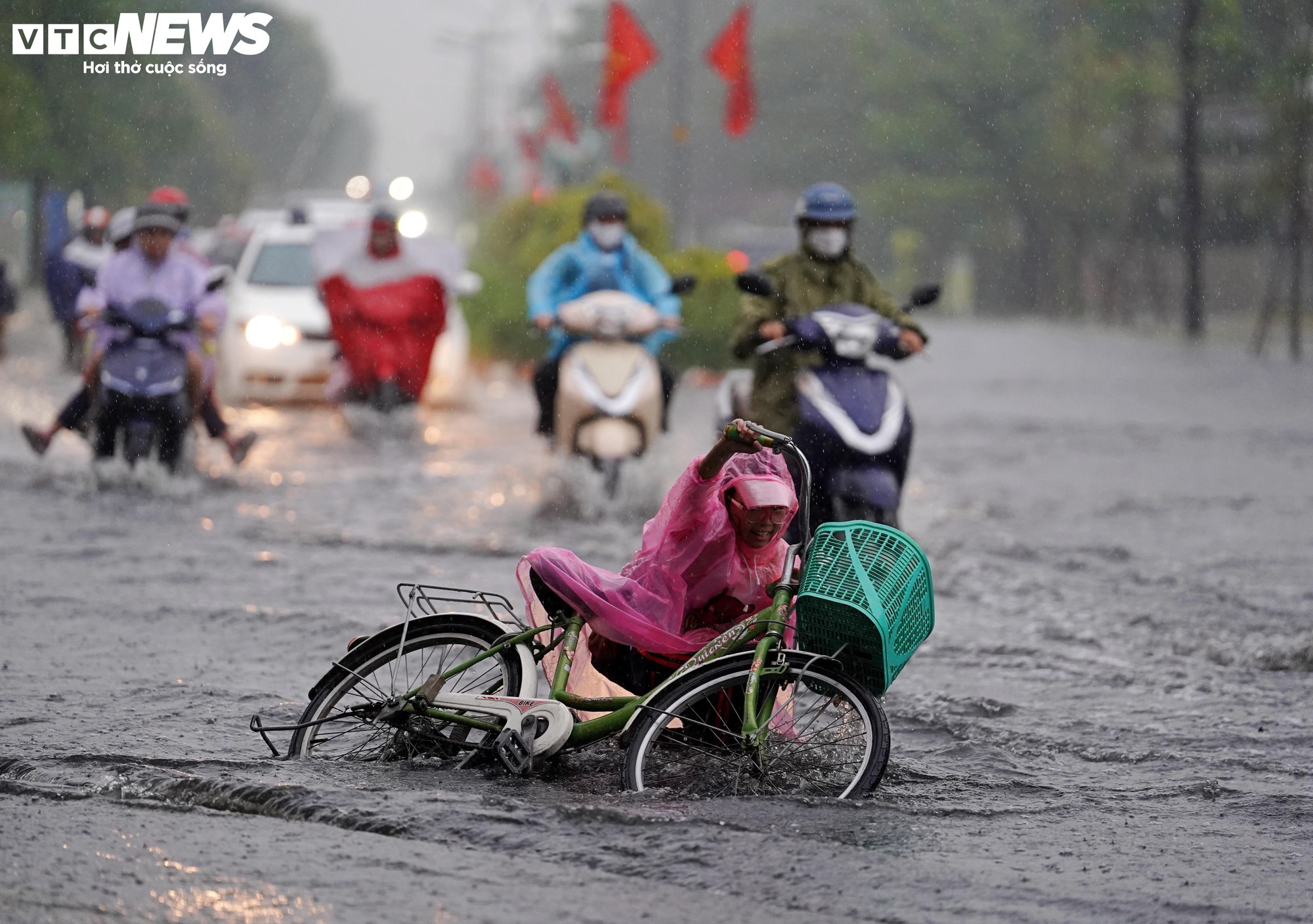 Mưa d&ocirc;ng tr&aacute;i m&ugrave;a, nhiều tuyến đường ở TP.HCM ngập s&acirc;u- Ảnh 8.