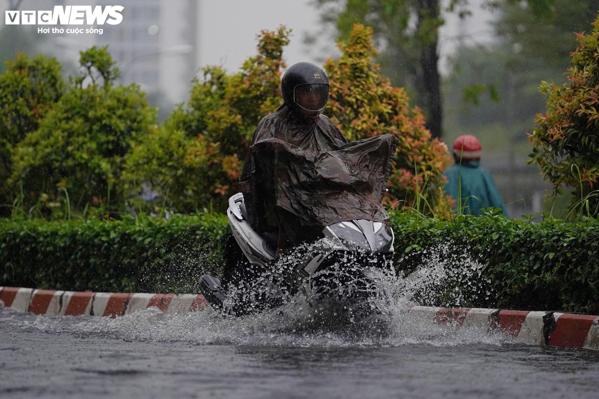Mưa d&ocirc;ng tr&aacute;i m&ugrave;a, nhiều tuyến đường ở TP.HCM ngập s&acirc;u- Ảnh 16.