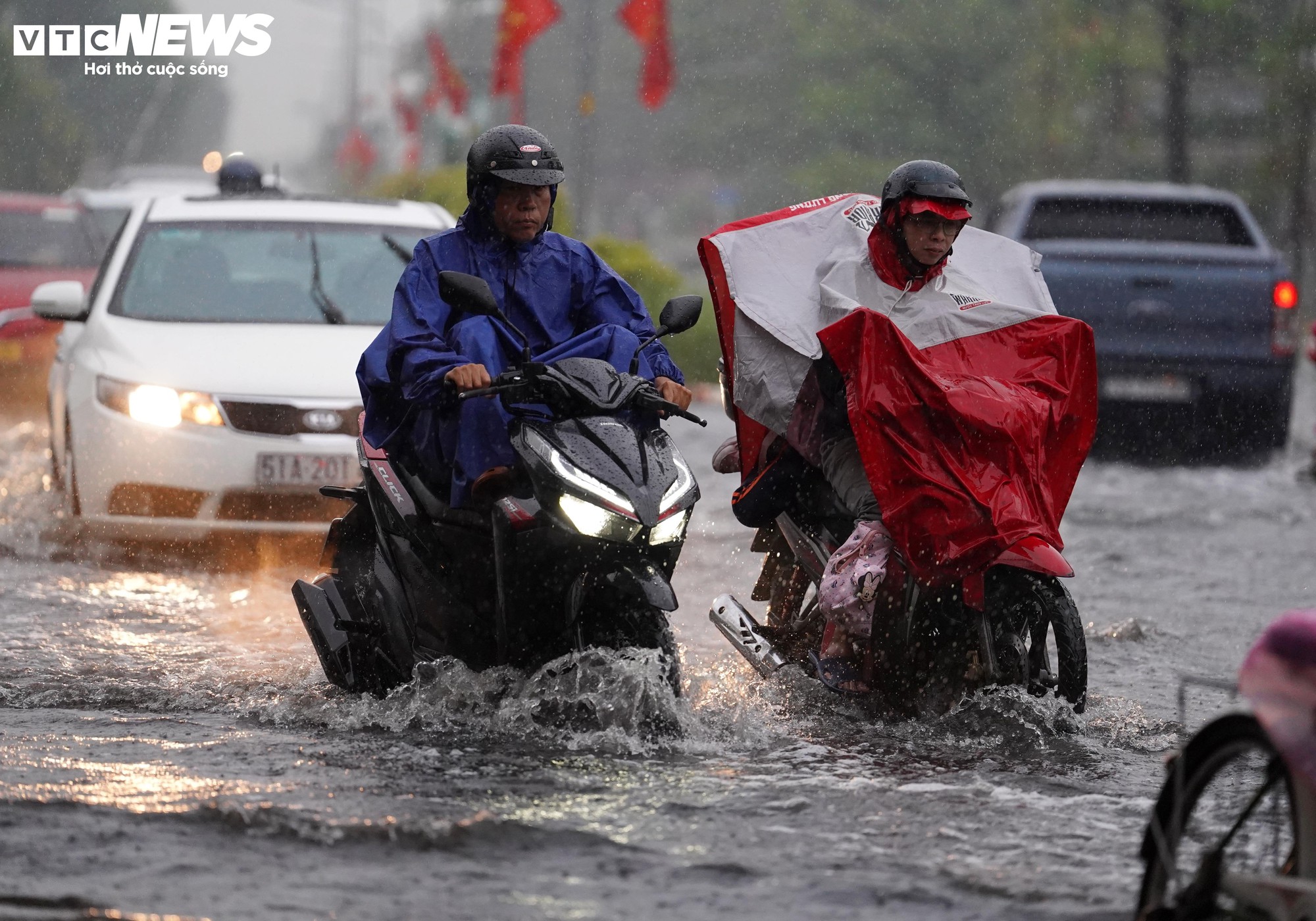Mưa d&ocirc;ng tr&aacute;i m&ugrave;a, nhiều tuyến đường ở TP.HCM ngập s&acirc;u- Ảnh 4.