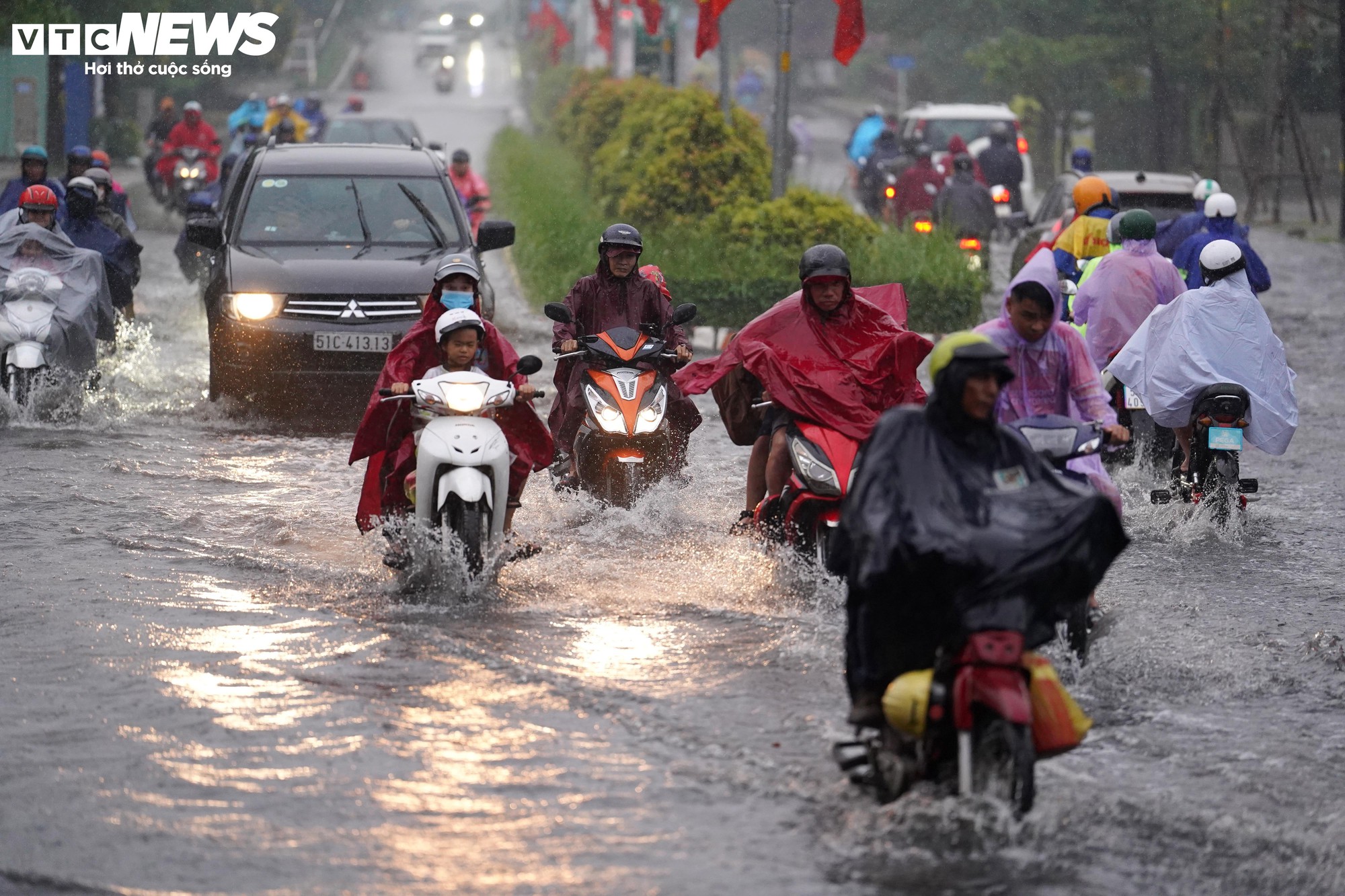 Mưa d&ocirc;ng tr&aacute;i m&ugrave;a, nhiều tuyến đường ở TP.HCM ngập s&acirc;u- Ảnh 1.