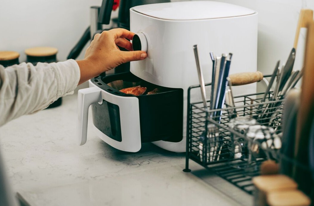 Nồi chiên không dầu tiện thật đấy nhưng đừng bao giờ dùng để nấu những món này: Đây là danh sách đầy đủ!- Ảnh 1. Nồi chiên không dầu tiện thật đấy nhưng đừng bao giờ dùng để nấu những món này: Đây là danh sách đầy đủ!- Ảnh 1.