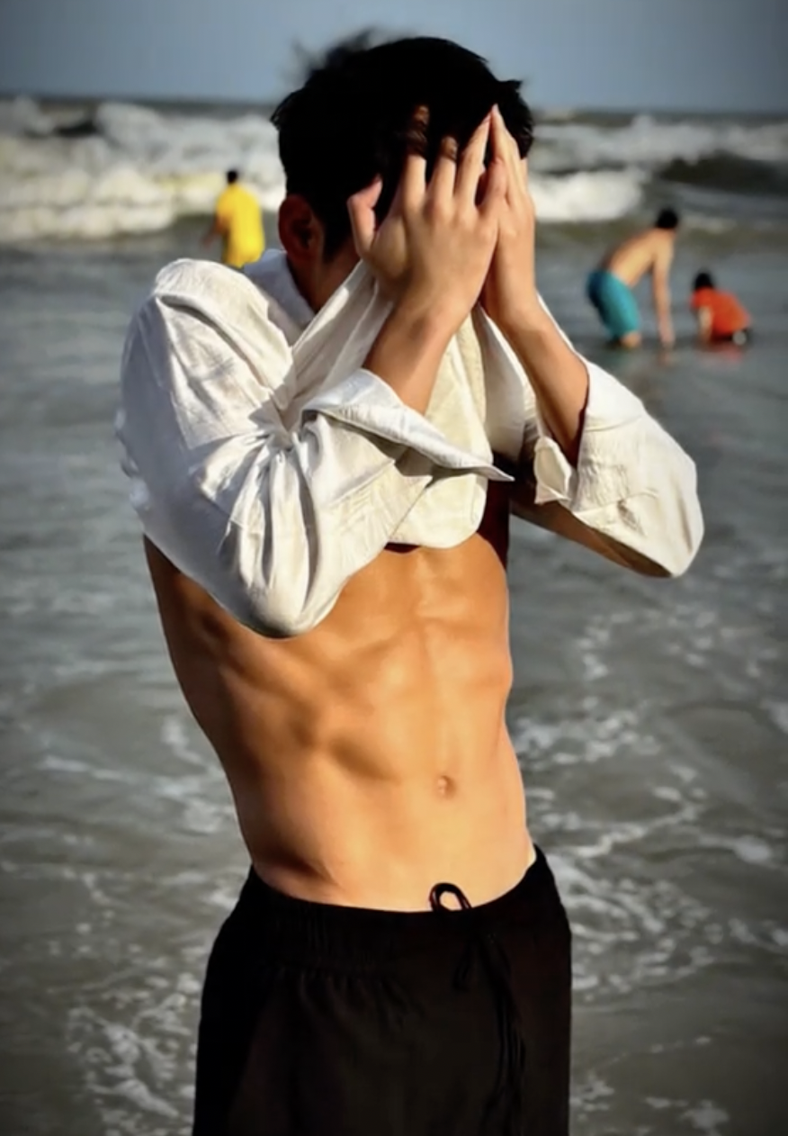 "Nam thần" bơi lội khoe body 8 m&uacute;i cực phẩm, l&uacute;c ở cạnh &Aacute;nh Vi&ecirc;n lại ho&aacute; em trai "tẻn tẻn" h&uacute;t triệu view- Ảnh 1.