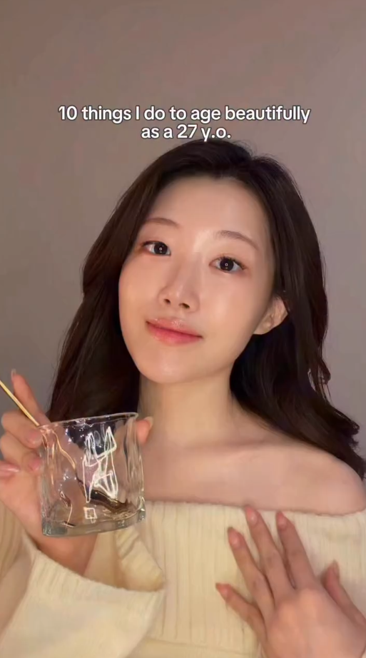 G&aacute;i H&agrave;n chia sẻ 10 điều giữ l&agrave;n da m&atilde;i đứng y&ecirc;n ở tuổi 27 - thời điểm v&agrave;ng để chống l&atilde;o ho&aacute;- Ảnh 1.