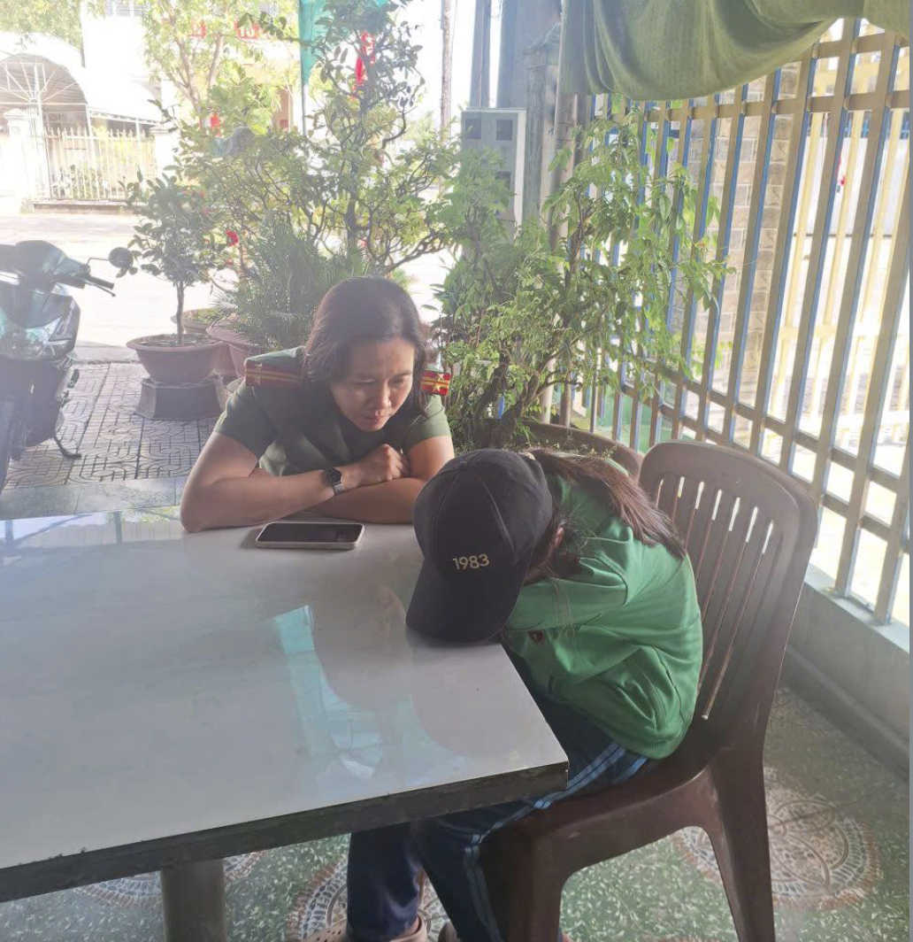 B&eacute; g&aacute;i 13 tuổi định nhảy cầu tự tử ở Cần Thơ- Ảnh 1.