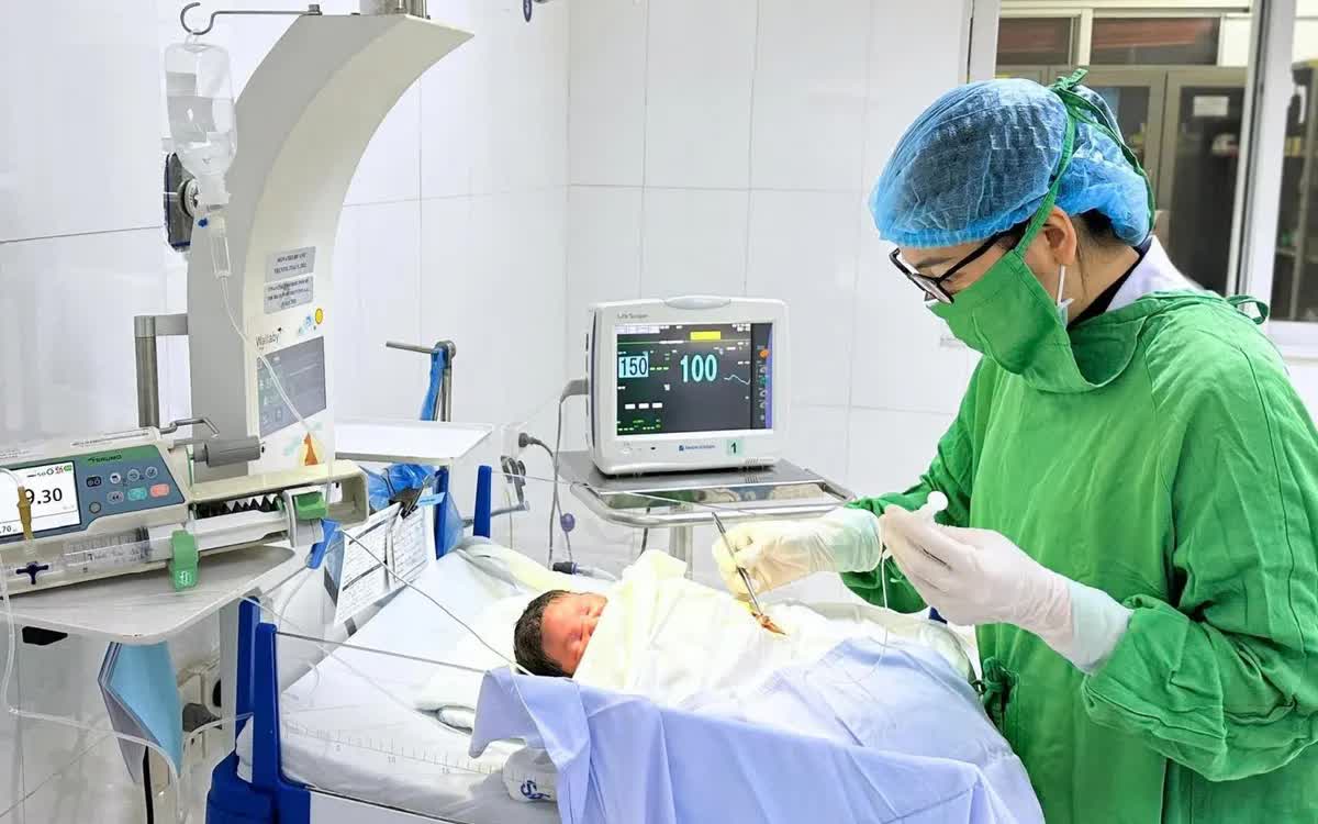 Can thiệp kịp thời đa hồng cầu nặng ở trẻ sơ sinh- Ảnh 1.