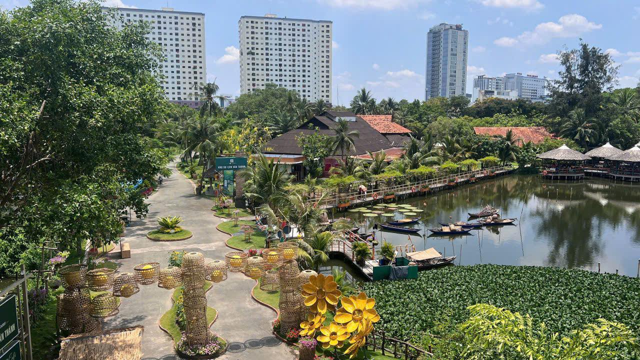 10 địa điểm chụp ảnh Tết miễn ph&iacute; đang g&acirc;y b&atilde;o tại TP.HCM, vừa cổ k&iacute;nh lại đẹp tựa phim trường- Ảnh 19.