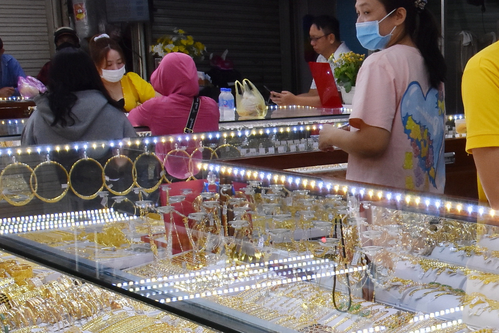 Cuối ng&agrave;y 6-1, gi&aacute; v&agrave;ng miếng SJC lần đầu chạm 158 triệu đồng/lượng- Ảnh 1.