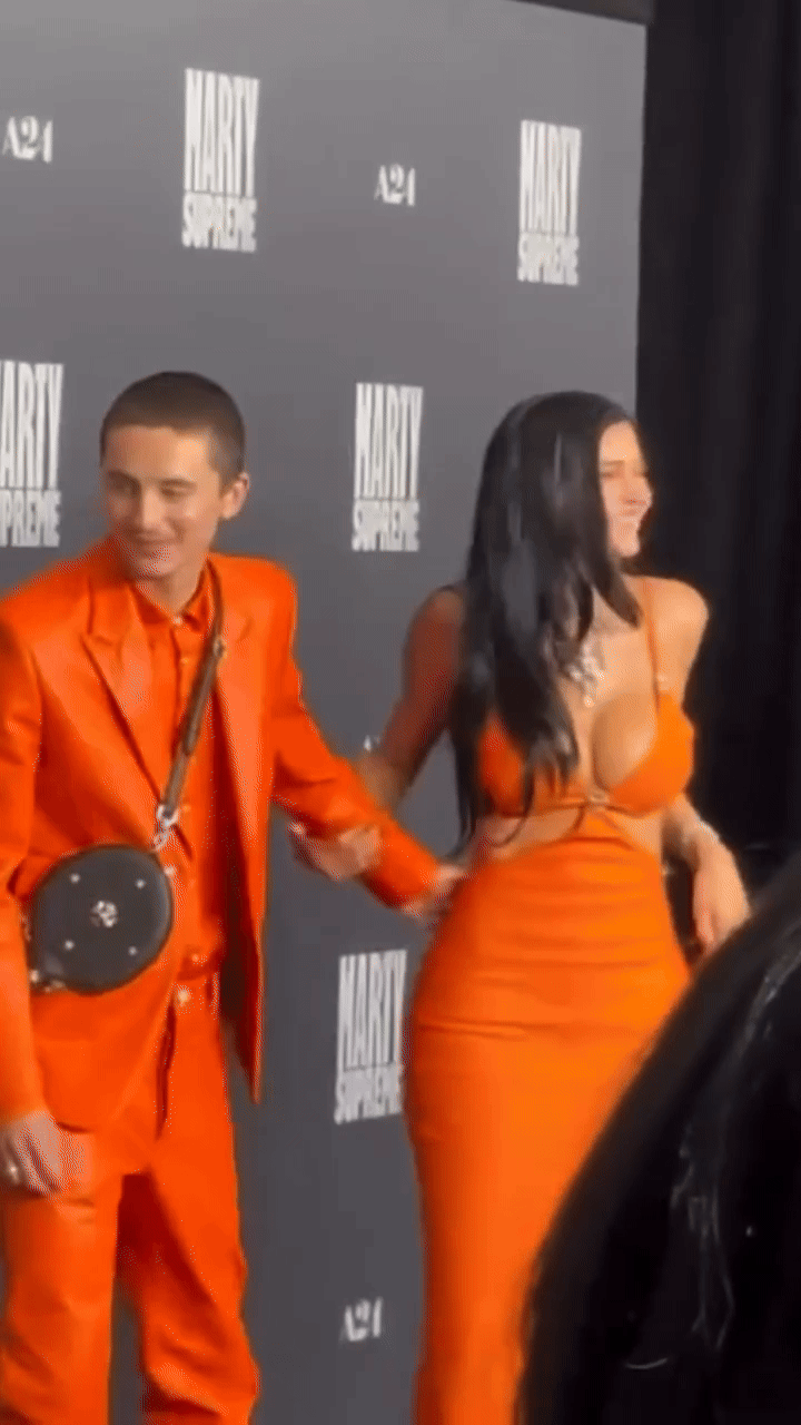 Kylie Jenner tự chạm ngực li&ecirc;n tục giữa chốn đ&ocirc;ng người, chuyện g&igrave; vậy?- Ảnh 3.