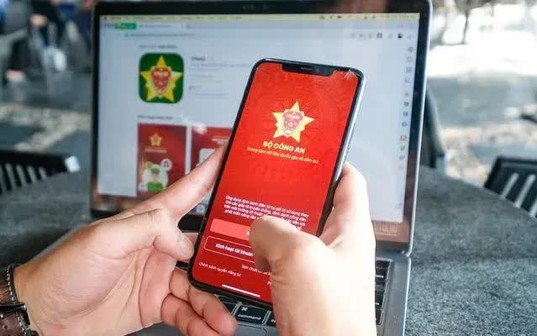 Người d&acirc;n được l&agrave;m thủ tục h&agrave;nh ch&iacute;nh trực tuyến qua VNeID- Ảnh 1.