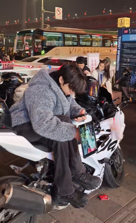 Rộ tr&agrave;o lưu thu&ecirc; trai đẹp cưỡi m&ocirc; t&ocirc; đi dạo đ&ecirc;m ở TP.HCM, c&oacute; clip hot mang về- Ảnh 4.