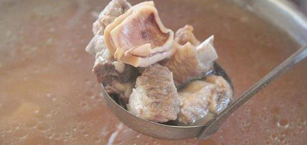 V&igrave; sao n&ecirc;n n&ecirc;m muối muộn khi ninh xương? H&oacute;a ra trước giờ ch&uacute;ng ta to&agrave;n l&agrave;m sai- Ảnh 1.