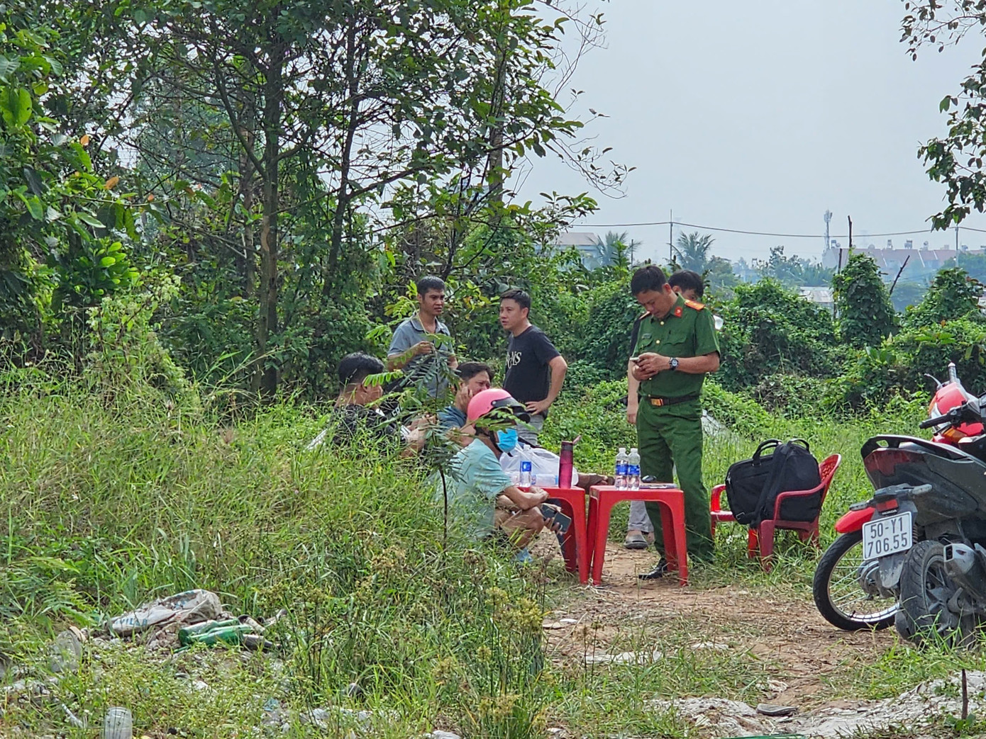 Người b&aacute;n hoa quả chết treo cổ tr&ecirc;n c&acirc;y ven đường ở TPHCM- Ảnh 1.