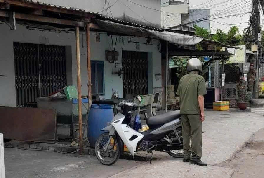 B&agrave;ng ho&agrave;ng ph&aacute;t hiện người lạ tử vong trước cửa nh&agrave;- Ảnh 1.