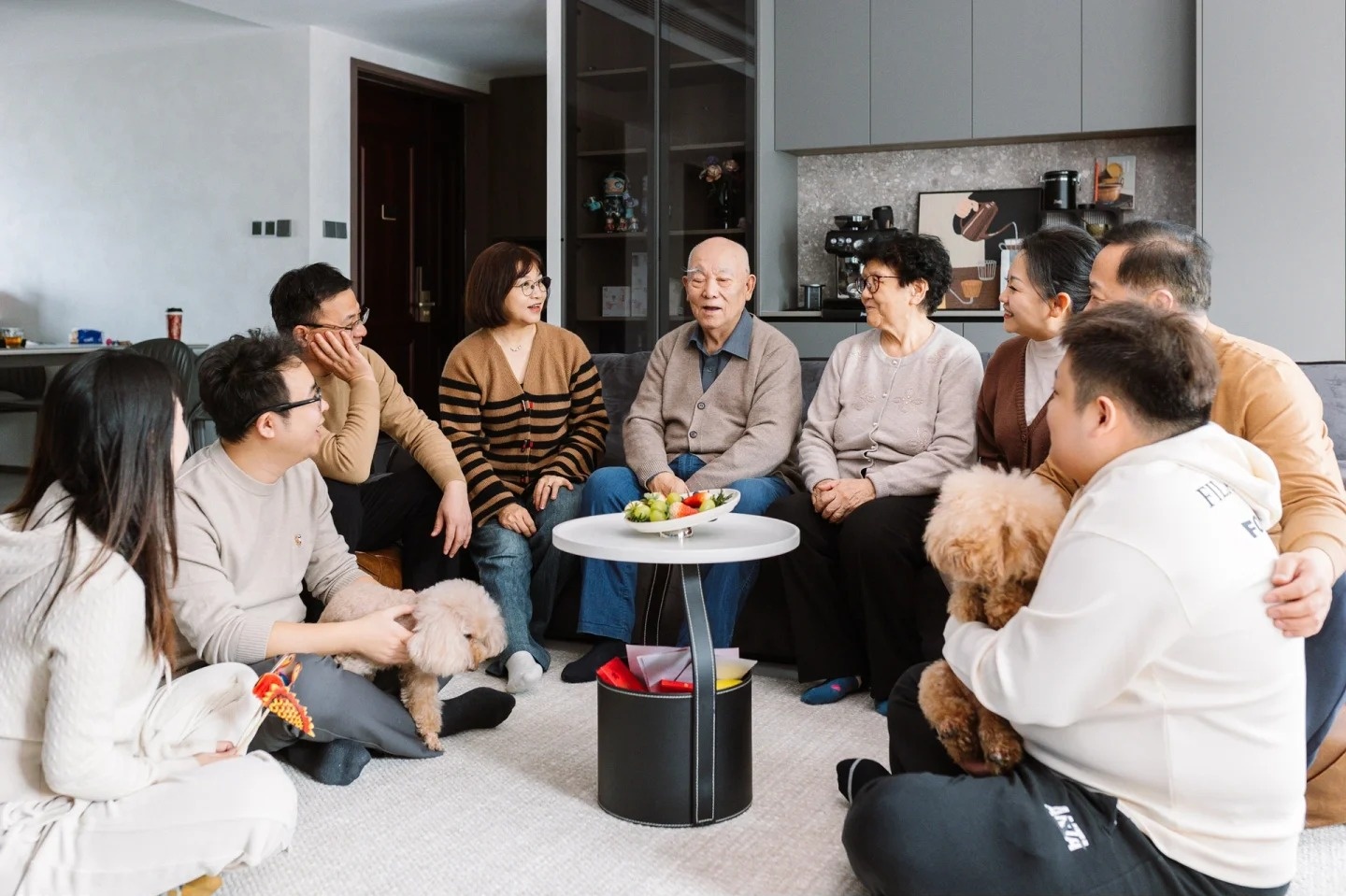 Tết biếu nh&agrave; nội 5 triệu, nh&agrave; ngoại 5 triệu, chưa kể l&igrave; x&igrave;: "Ở xa cả năm, nghĩ tới &aacute;p lực kh&ocirc;ng d&aacute;m về"- Ảnh 2.