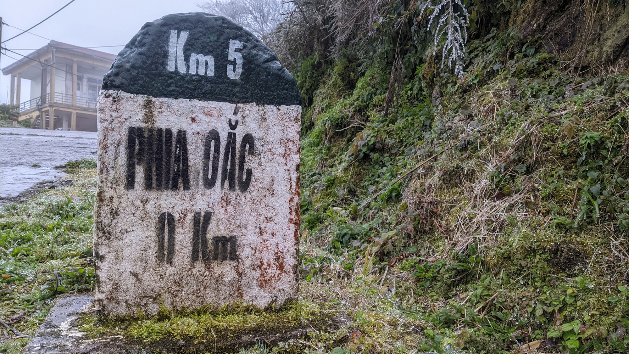 Ngo&agrave;i Fansipan, Mẫu Sơn, nơi n&agrave;y cũng c&oacute; băng gi&aacute; d&agrave;y đặc: Độ cao gần 2000m, c&aacute;ch H&agrave; Nội hơn 200km- Ảnh 6.