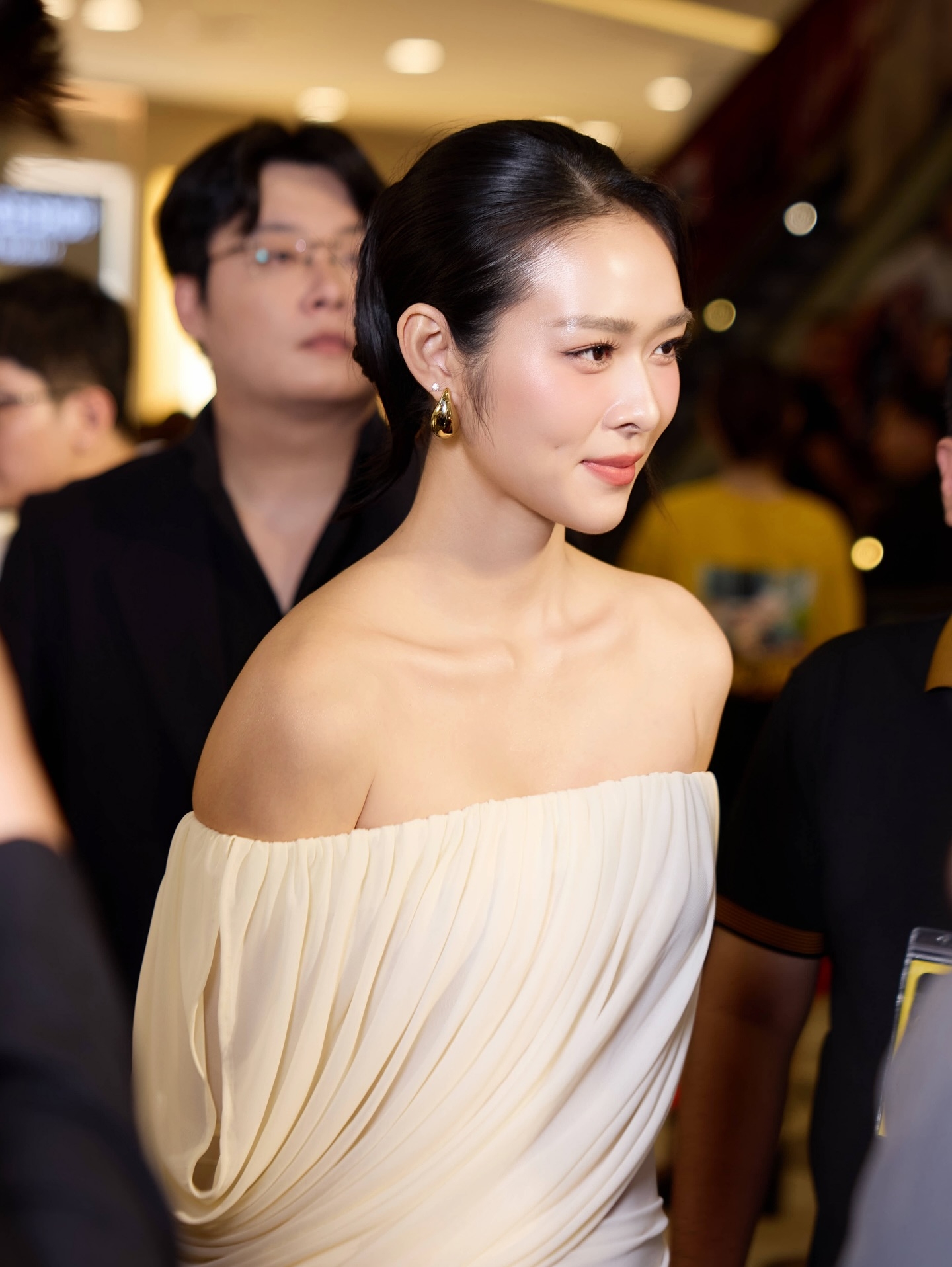 Việt Nam có 1 tuyệt sắc giai nhân không ai muốn đứng cạnh, nhìn mặt là hiểu lý do- Ảnh 4. Việt Nam có 1 tuyệt sắc giai nhân không ai muốn đứng cạnh, nhìn mặt là hiểu lý do- Ảnh 4.