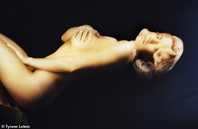 "Bom sex" Sydney Sweeney tung bộ ảnh khoả th&acirc;n cực n&oacute;ng bỏng hậu tin đồn hẹn h&ograve; sao AC Milan- Ảnh 2.