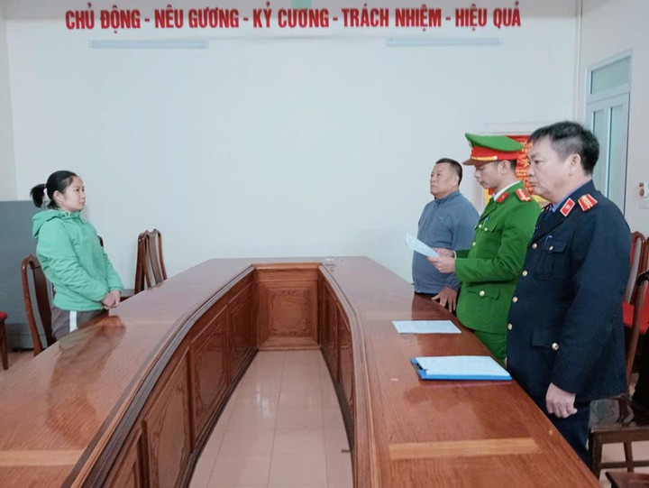 Nh&eacute;t v&agrave;ng v&agrave;o tất, &aacute;o kho&aacute;c để qua cửa khẩu, người phụ nữ sa lưới- Ảnh 1.