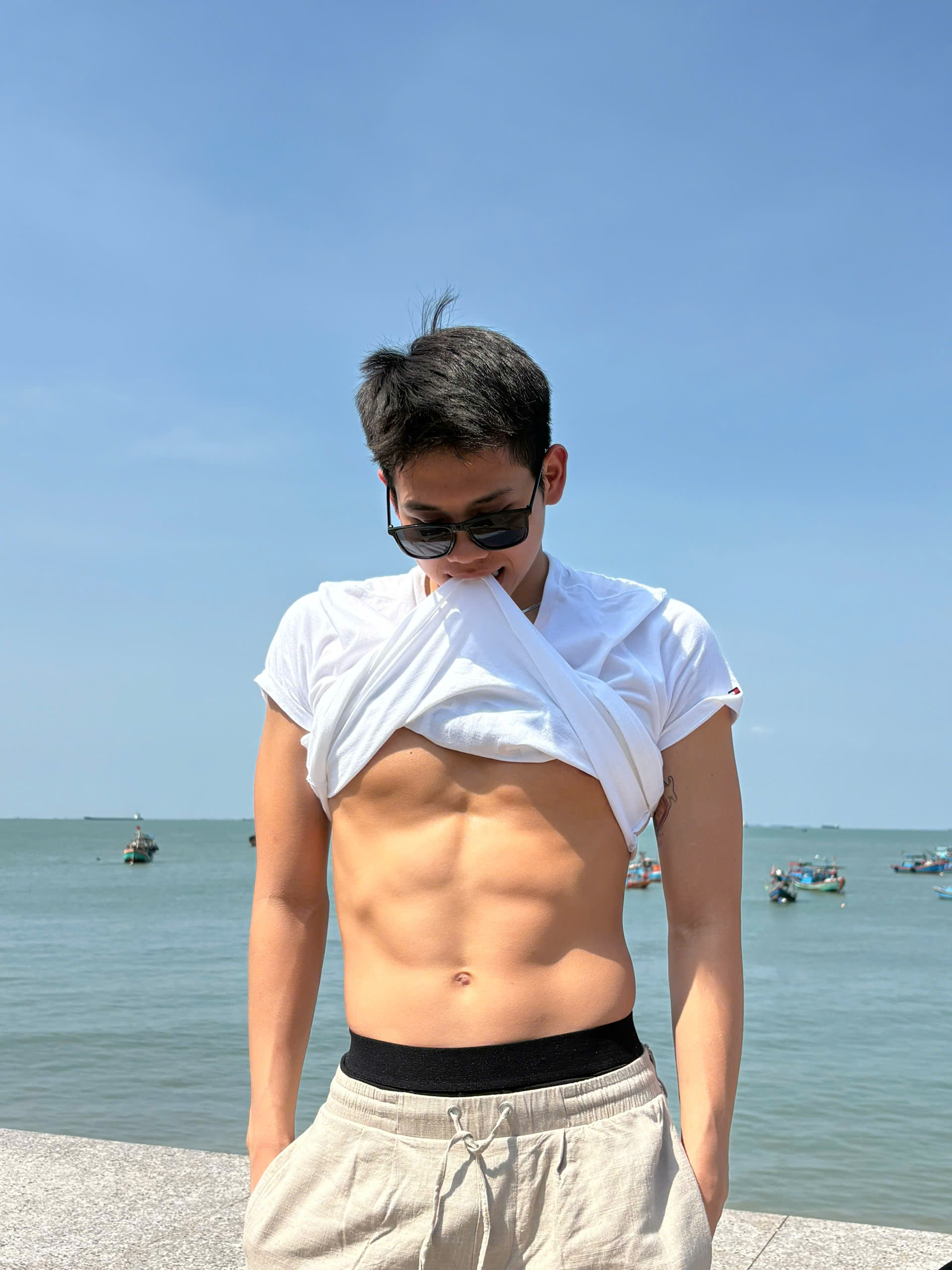 Ảnh hiếm visual đời thường sáng bừng của "nam thần" bơi lội Quang Thuấn, body 6 múi, 19 tuổi thăng hàm trung uý QNCN- Ảnh 3. Ảnh hiếm visual đời thường sáng bừng của "nam thần" bơi lội Quang Thuấn, body 6 múi, 19 tuổi thăng hàm trung uý QNCN- Ảnh 3.