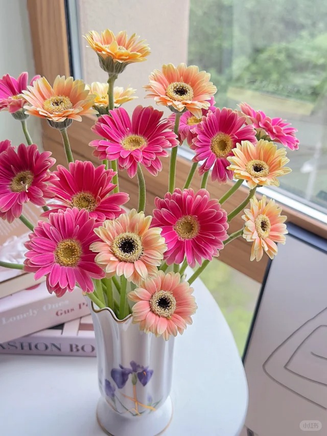 Tết n&agrave;y đừng chỉ cắm thược dược, thử ngay b&igrave;nh đồng tiền "mix" tr&aacute;i c&acirc;y đỏ rực: Vừa đẹp lạ vừa h&uacute;t t&agrave;i lộc, kh&aacute;ch đến chơi nh&agrave; ai cũng khen kh&eacute;o- Ảnh 15.