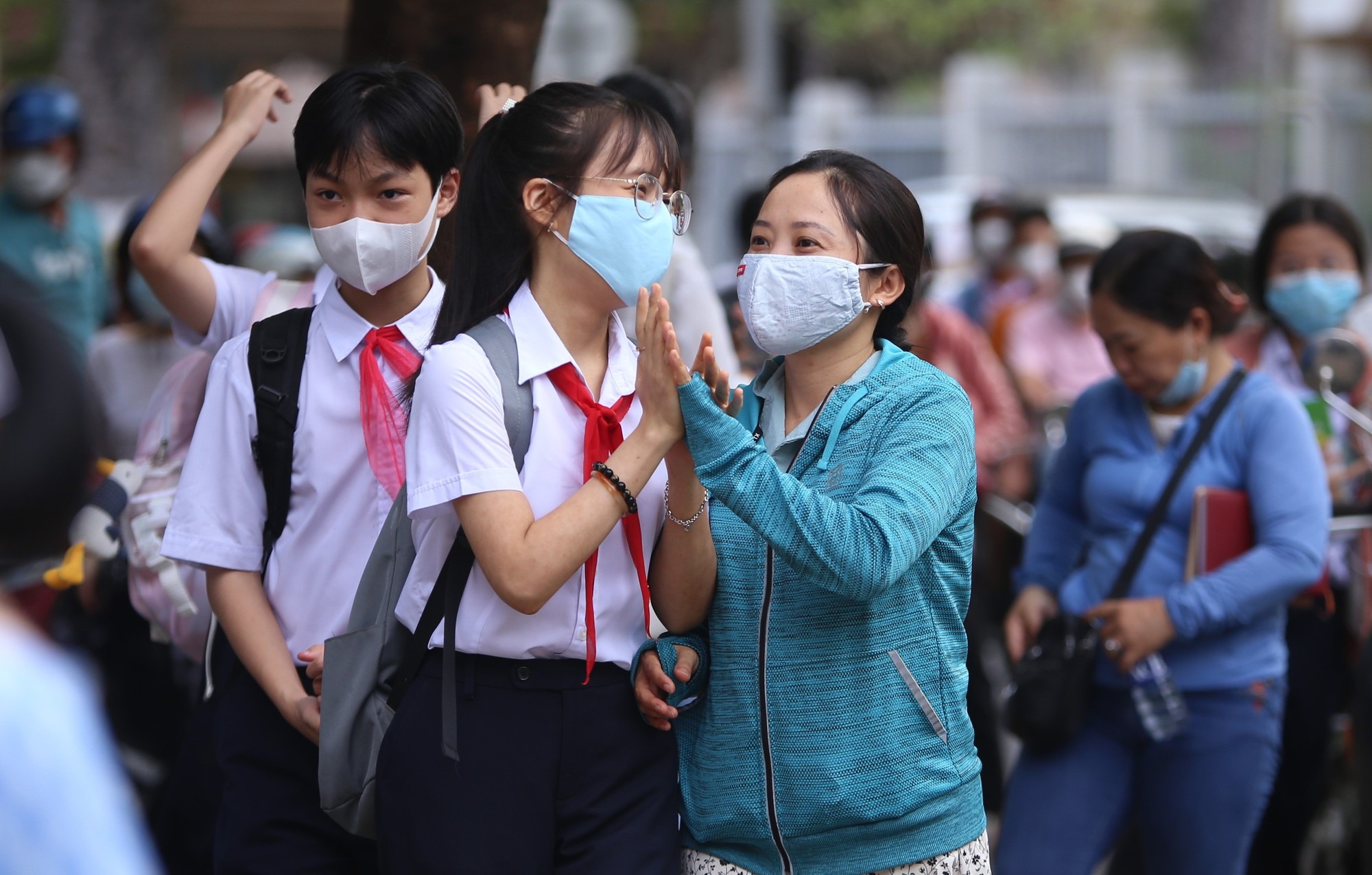 Một th&ocirc;ng b&aacute;o về tuyển sinh lớp 10 TP.HCM khiến phụ huynh thở ph&agrave;o, nhẹ người hơn nhưng cũng bắt đầu phải lo xa- Ảnh 1.