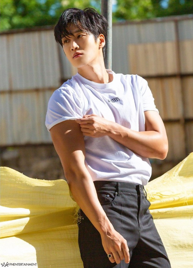 &Iacute;t ai biết nam thần nh&igrave;n tưởng thiếu gia t&agrave;i phiệt lại từng chạy taxi kiếm sống- Ảnh 4.