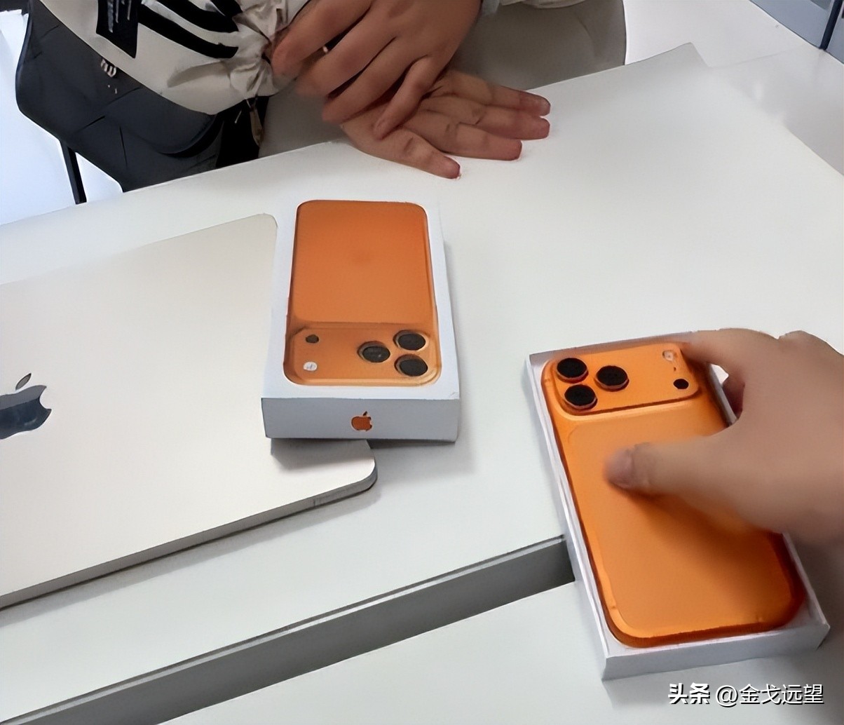 Mua iPhone 17 Pro Max gi&aacute; 10 triệu, người phụ nữ tố chủ cửa h&agrave;ng gian lận: B&agrave;n tay của anh l&agrave; bằng chứng- Ảnh 1.