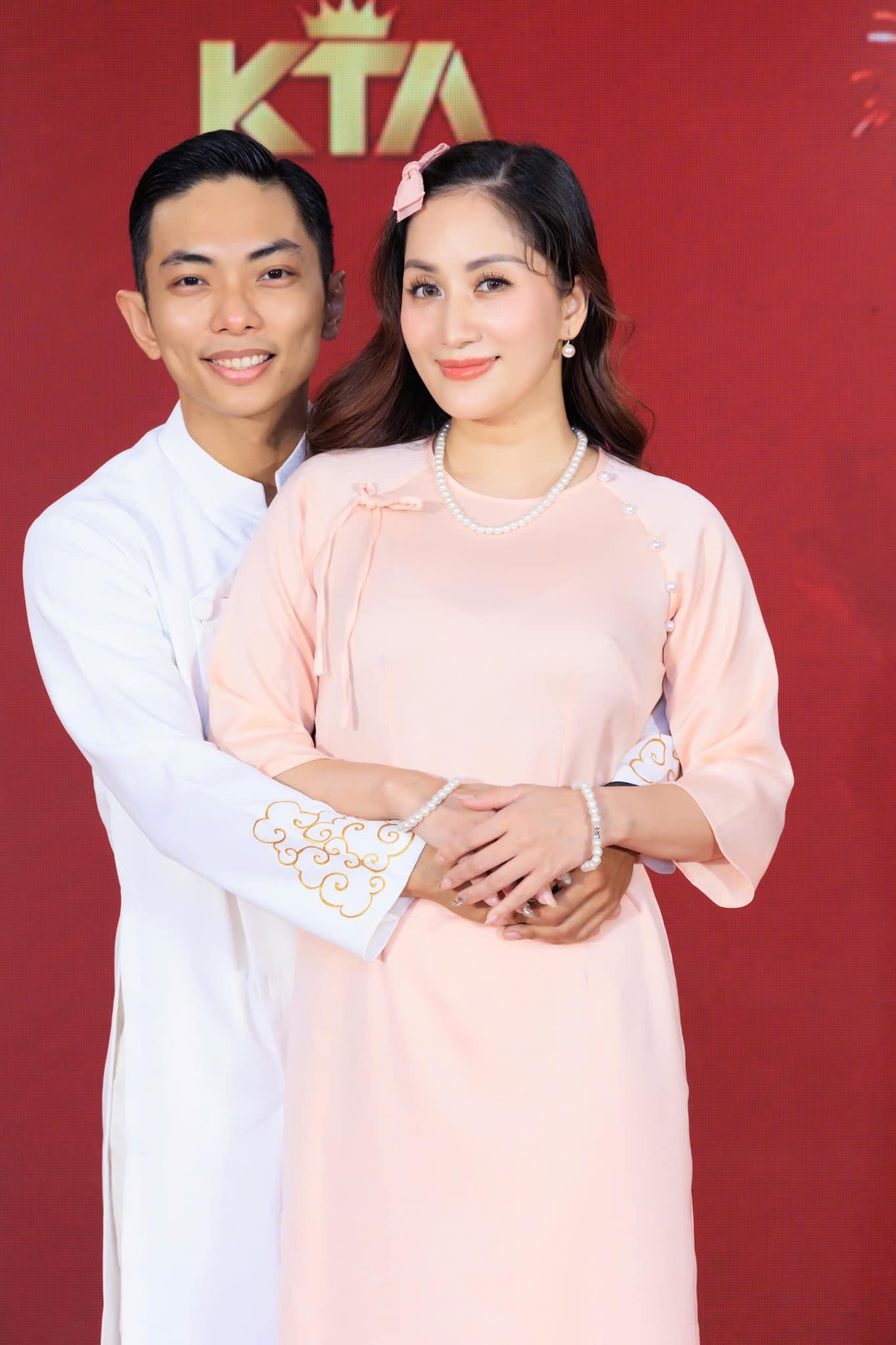 Nam nghệ sĩ cưới nữ viện trưởng hơn 12 tuổi, vợ rất ghen n&ecirc;n ngại ph&aacute;i nữ, chiều vợ hết mực- Ảnh 5.