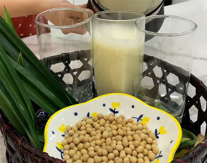 Nữ giới sau 40 tuổi k&eacute;n ăn mấy cũng phải chăm "nạp" 4 thực phẩm m&agrave;u v&agrave;ng n&agrave;y: C&acirc;n bằng nội tiết, dưỡng da, gi&uacute;p "gi&agrave; chậm"- Ảnh 1.