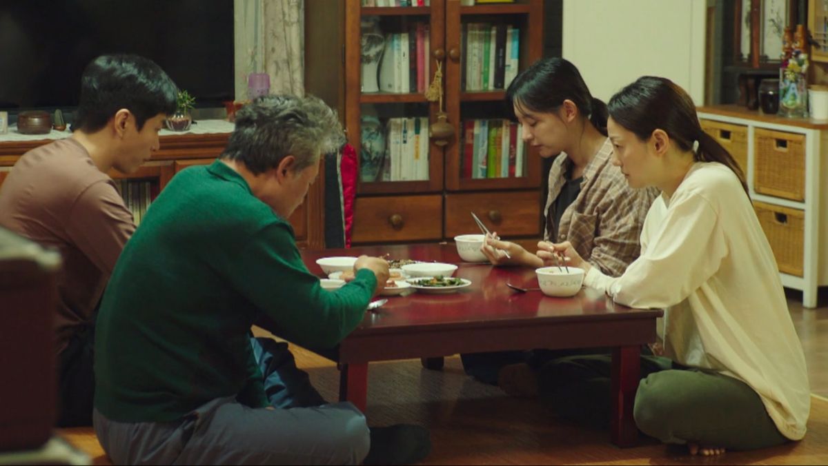 Con d&acirc;u "cắt tiền điện" của bố mẹ chồng v&igrave; thấy &ocirc;ng b&agrave; suốt ng&agrave;y mở ti vi- Ảnh 2.