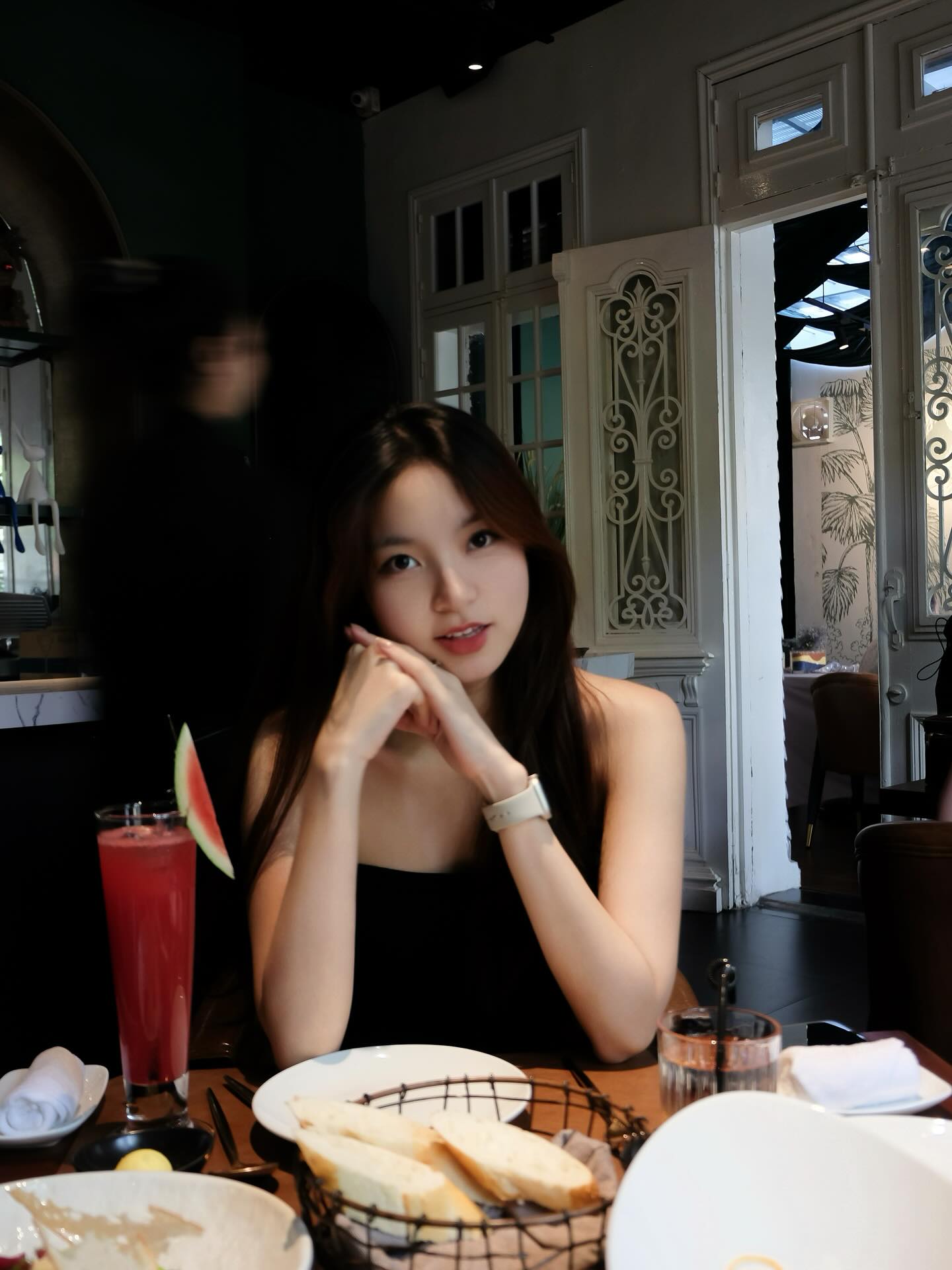 Ng&acirc;n h&agrave;ng giờ l&agrave; "th&aacute;nh địa" mỹ nh&acirc;n! C&oacute; ứng vi&ecirc;n thi Hoa hậu g&acirc;y sốt, l&ecirc;n cả biển c&aacute;o ngo&agrave;i trời- Ảnh 11.