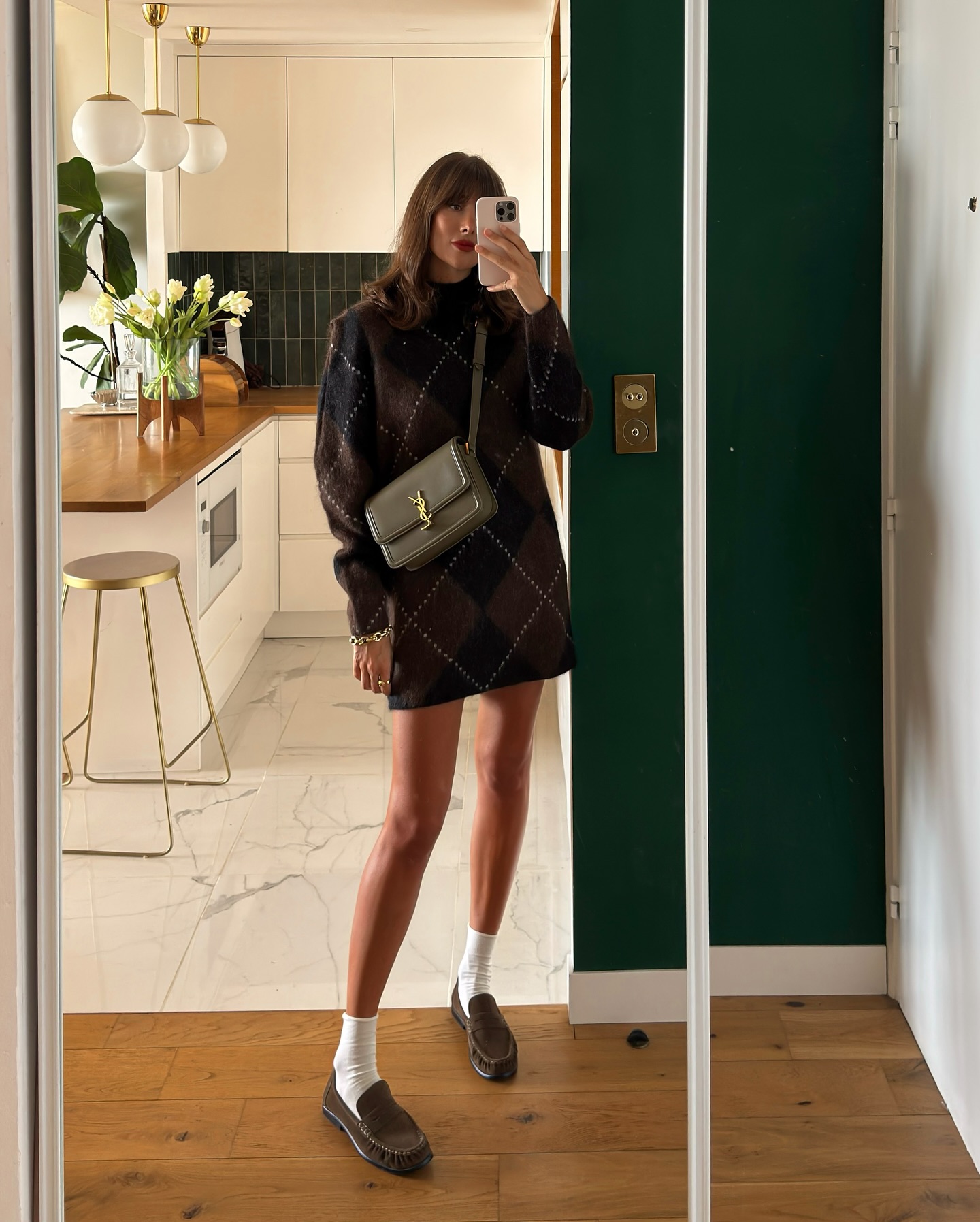 Phụ nữ Pháp mặc đồ màu trung tính rất điệu nghệ: 5 công thức đơn giản mà sang, không hề cộng tuổi- Ảnh 9. Phụ nữ Pháp mặc đồ màu trung tính rất điệu nghệ: 5 công thức đơn giản mà sang, không hề cộng tuổi- Ảnh 9.