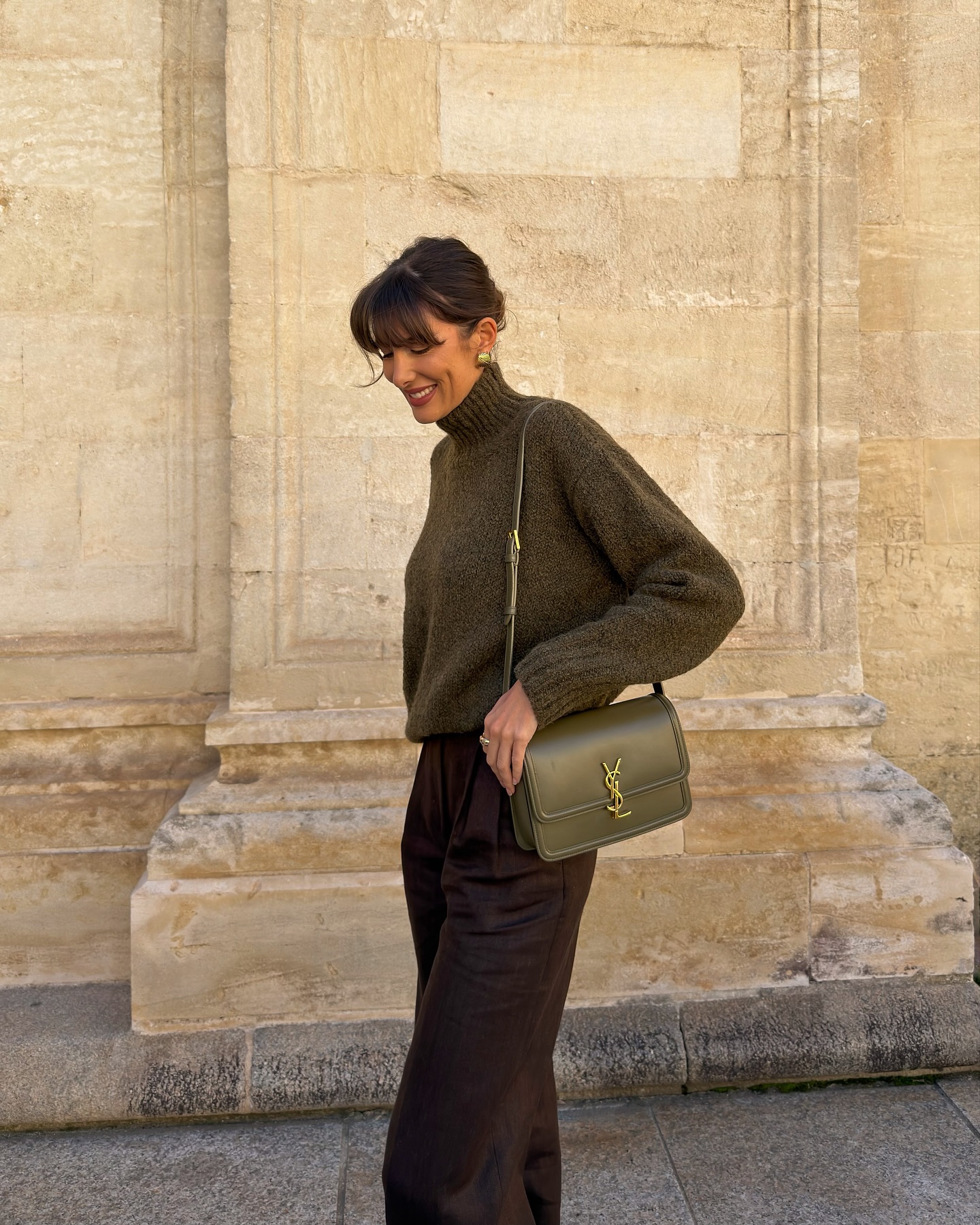 Phụ nữ Pháp mặc đồ màu trung tính rất điệu nghệ: 5 công thức đơn giản mà sang, không hề cộng tuổi- Ảnh 4. Phụ nữ Pháp mặc đồ màu trung tính rất điệu nghệ: 5 công thức đơn giản mà sang, không hề cộng tuổi- Ảnh 4.