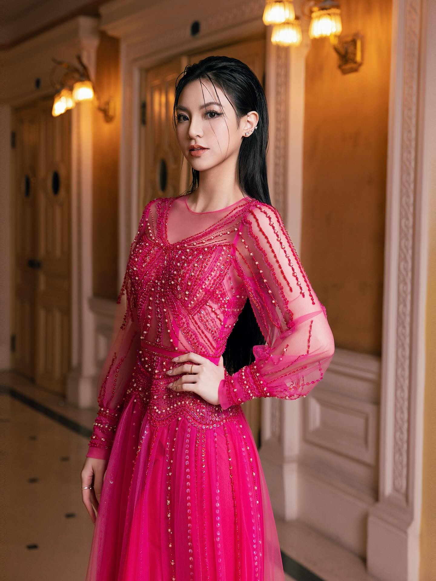 Ng&acirc;n h&agrave;ng giờ l&agrave; "th&aacute;nh địa" mỹ nh&acirc;n! C&oacute; ứng vi&ecirc;n thi Hoa hậu g&acirc;y sốt, l&ecirc;n cả biển c&aacute;o ngo&agrave;i trời- Ảnh 1.