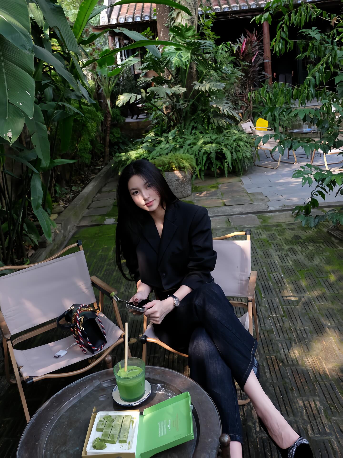 Ng&acirc;n h&agrave;ng giờ l&agrave; "th&aacute;nh địa" mỹ nh&acirc;n! C&oacute; ứng vi&ecirc;n thi Hoa hậu g&acirc;y sốt, l&ecirc;n cả biển c&aacute;o ngo&agrave;i trời- Ảnh 4.