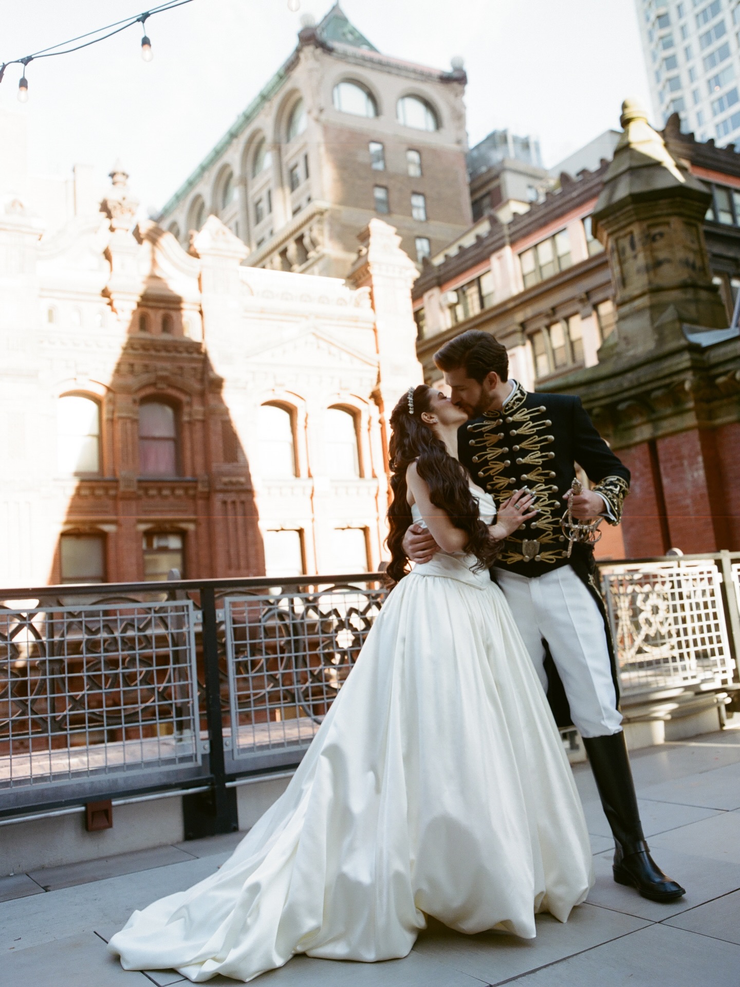 Nữ thần &acirc;m nhạc LMHT Worlds l&ecirc;n xe hoa c&ugrave;ng sếp lớn T1, ảnh cưới g&acirc;y b&atilde;o MXH v&igrave; visual đẹp xuất sắc!- Ảnh 5.