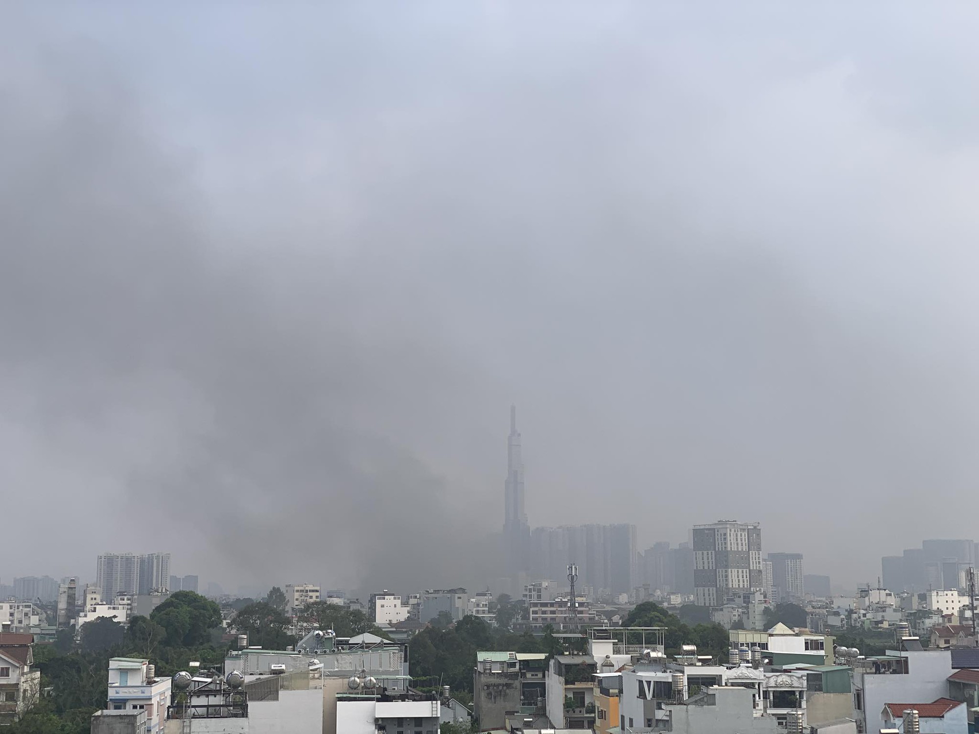 Du thuyền trên sông Sài Gòn bốc cháy, khói bốc cao hàng chục mét- Ảnh 1. Du thuyền trên sông Sài Gòn bốc cháy, khói bốc cao hàng chục mét- Ảnh 1.