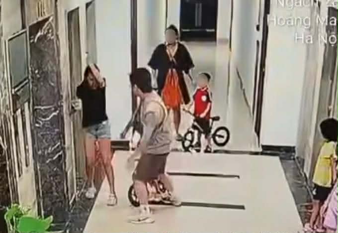 Người đàn ông hành hung cô gái tại sảnh chung cư ở Hà Nội nói vì bị vợ mắng, thương vợ trầm cảm- Ảnh 2. Người đàn ông hành hung cô gái tại sảnh chung cư ở Hà Nội nói vì bị vợ mắng, thương vợ trầm cảm- Ảnh 2.